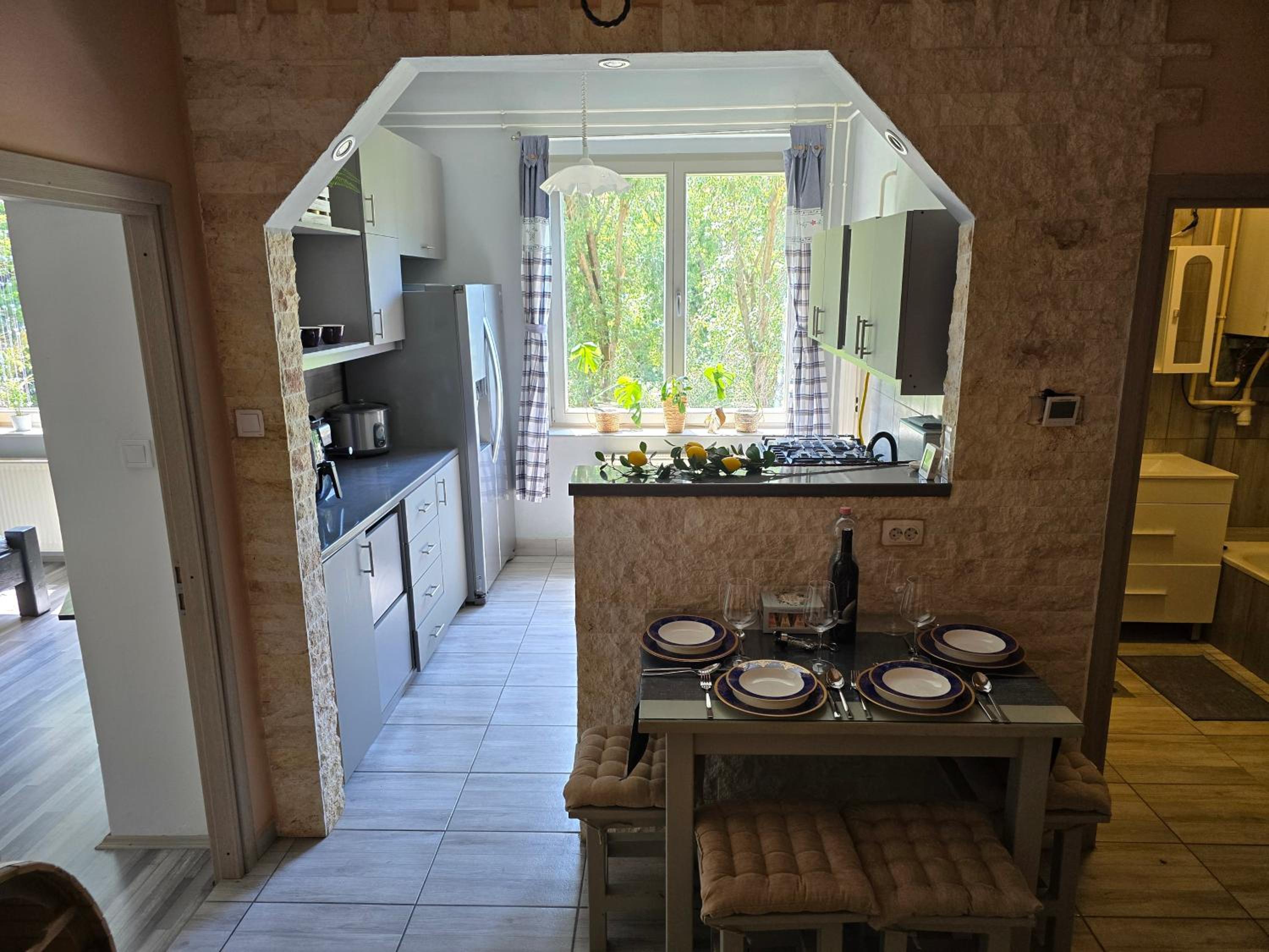 Serenity Family Apartment 2BR, AC and Balcony in Buda