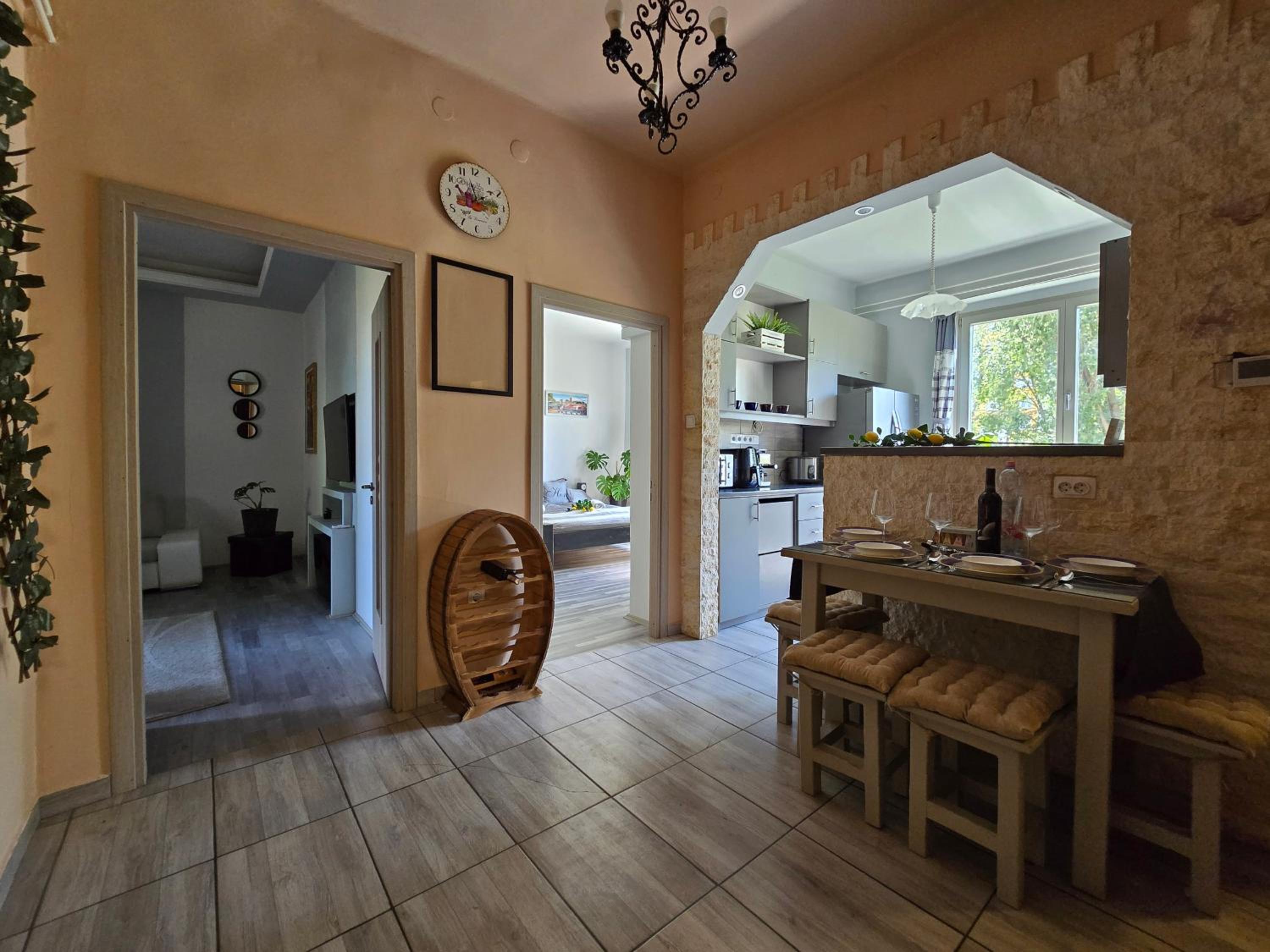 Serenity Family Apartment 2BR, AC and Balcony in Buda
