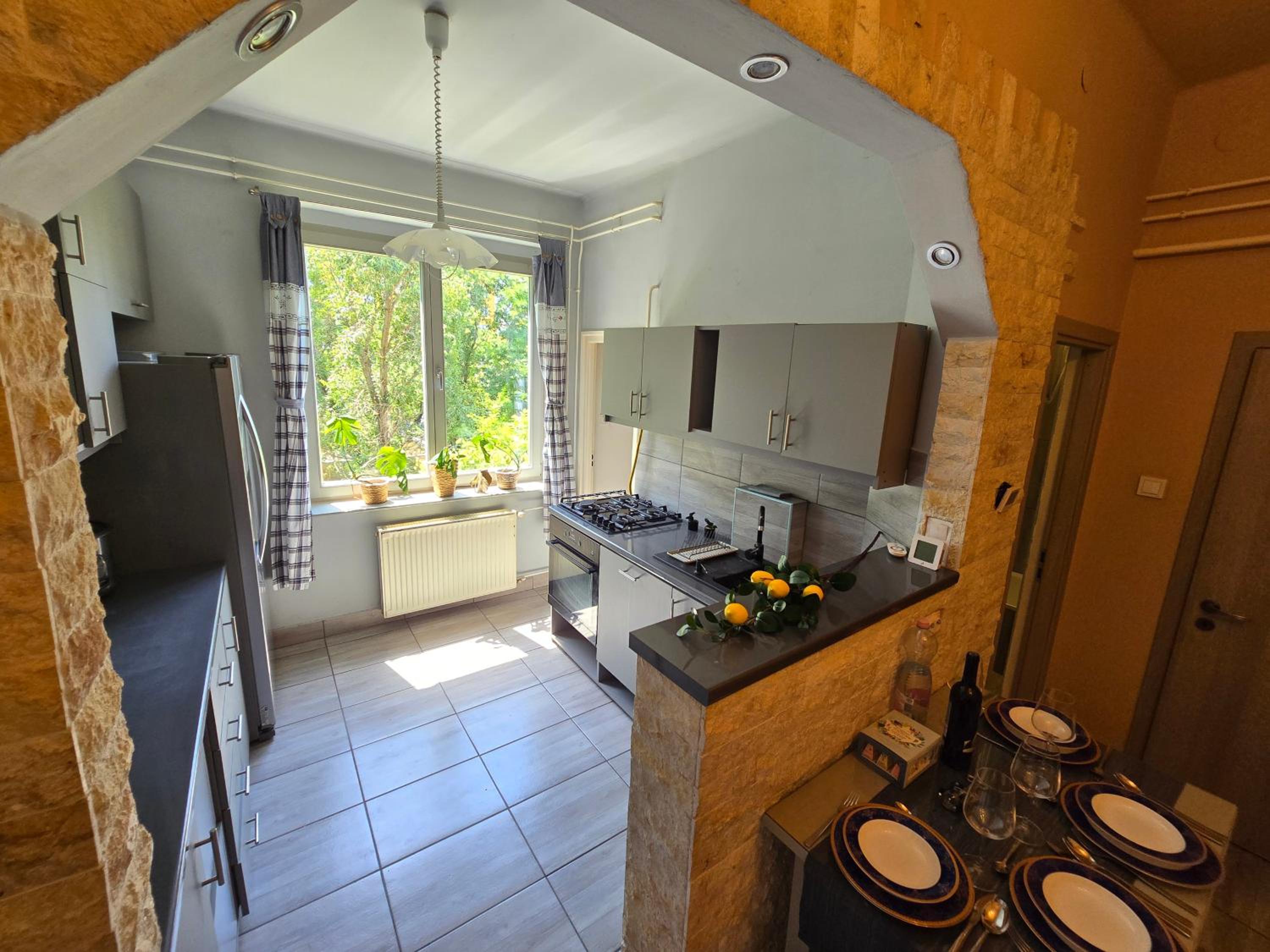 Serenity Family Apartment 2BR, AC and Balcony in Buda