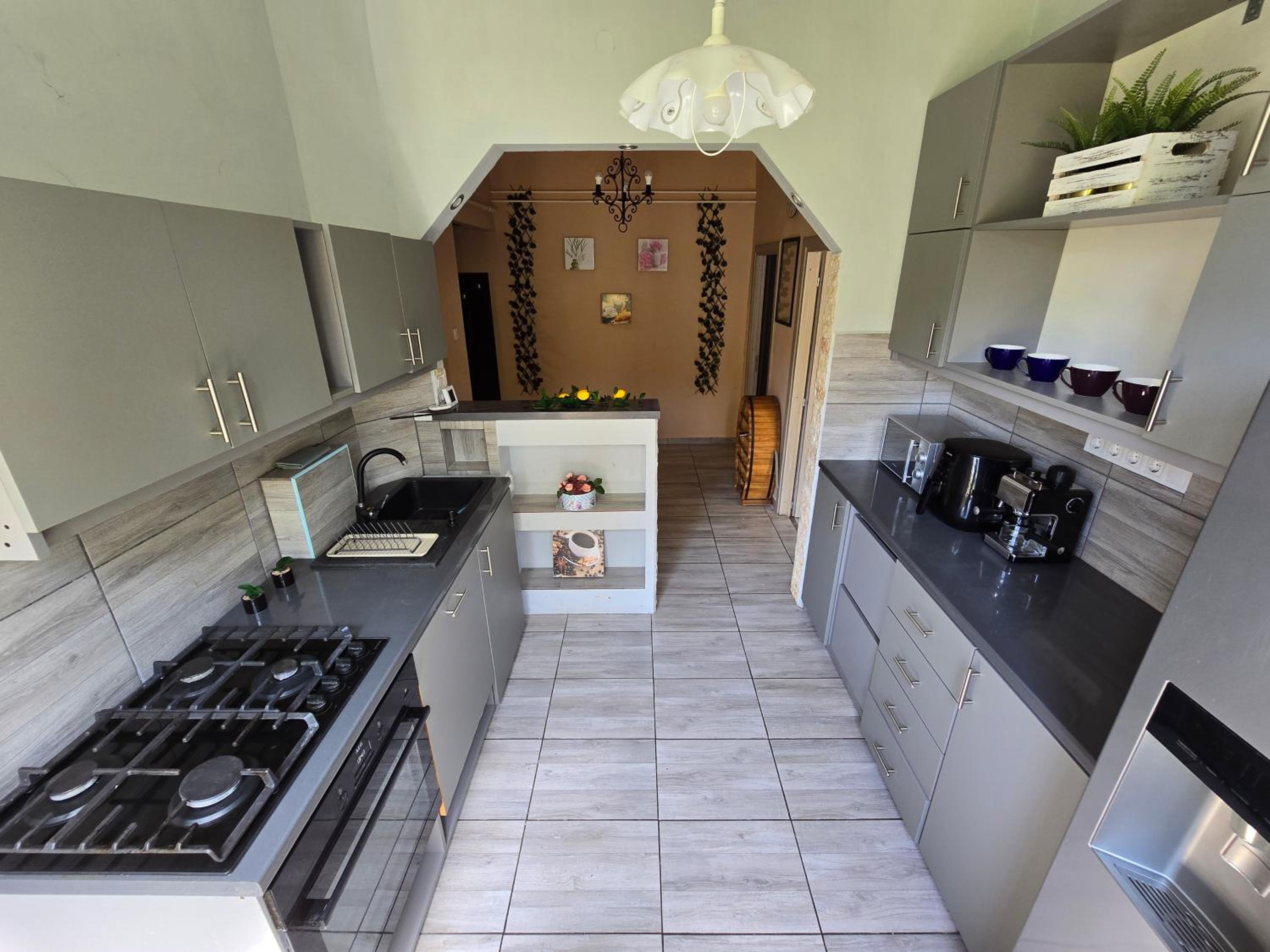 Serenity Family Apartment 2BR, AC and Balcony in Buda