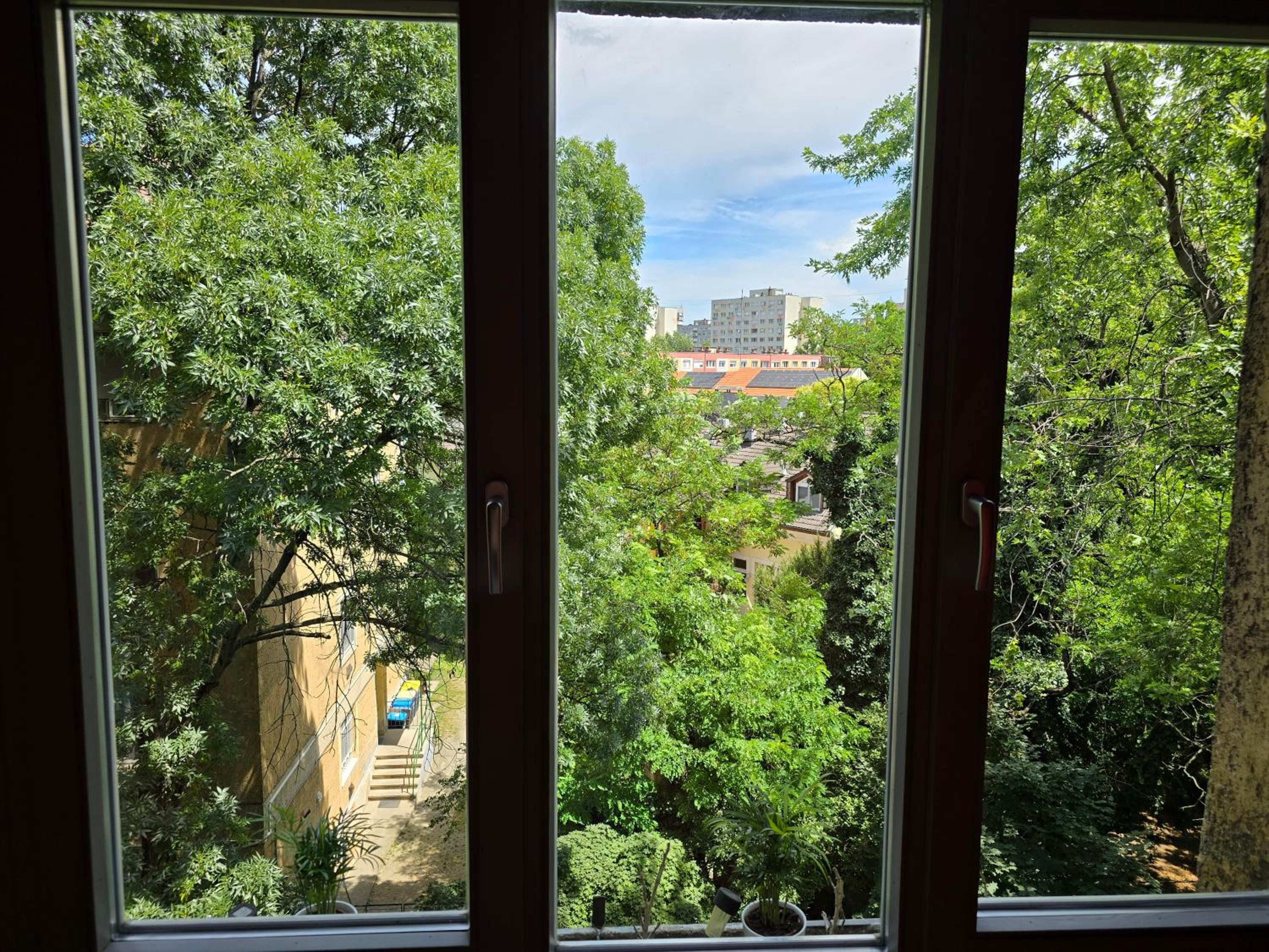 Serenity Family Apartment 2BR, AC and Balcony in Buda