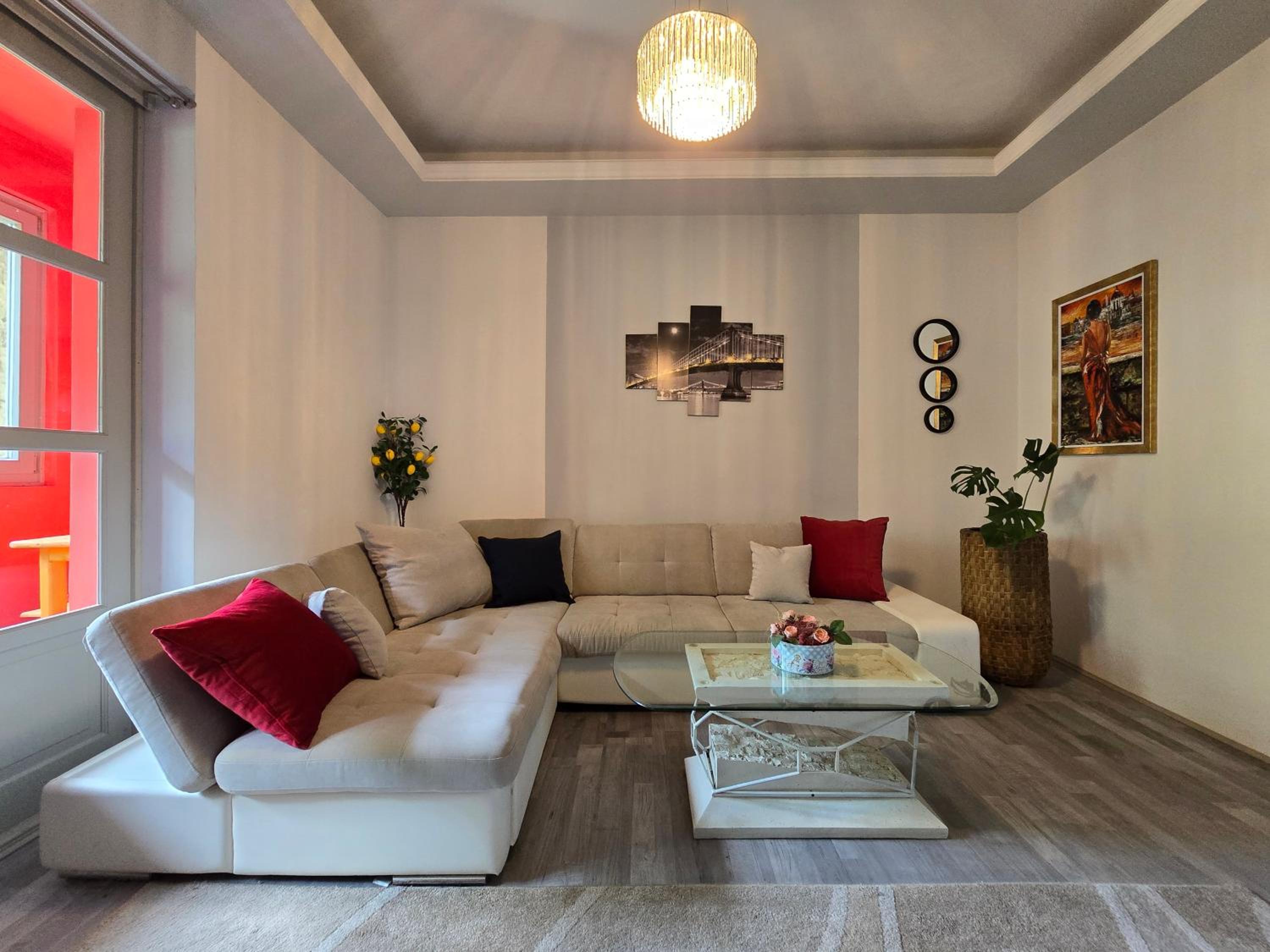 Serenity Family Apartment 2BR, AC and Balcony in Buda