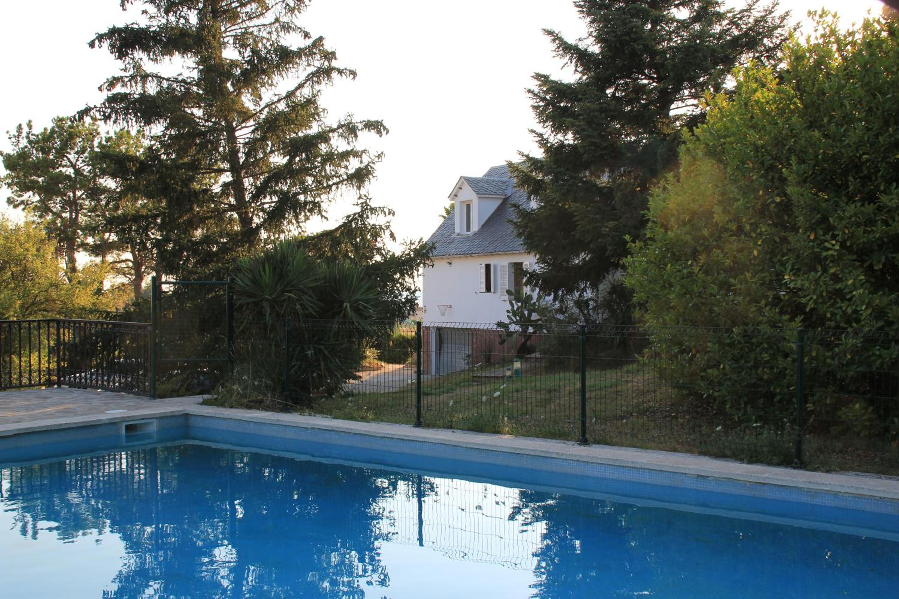 Espaciosa planta baja en chalet familiar