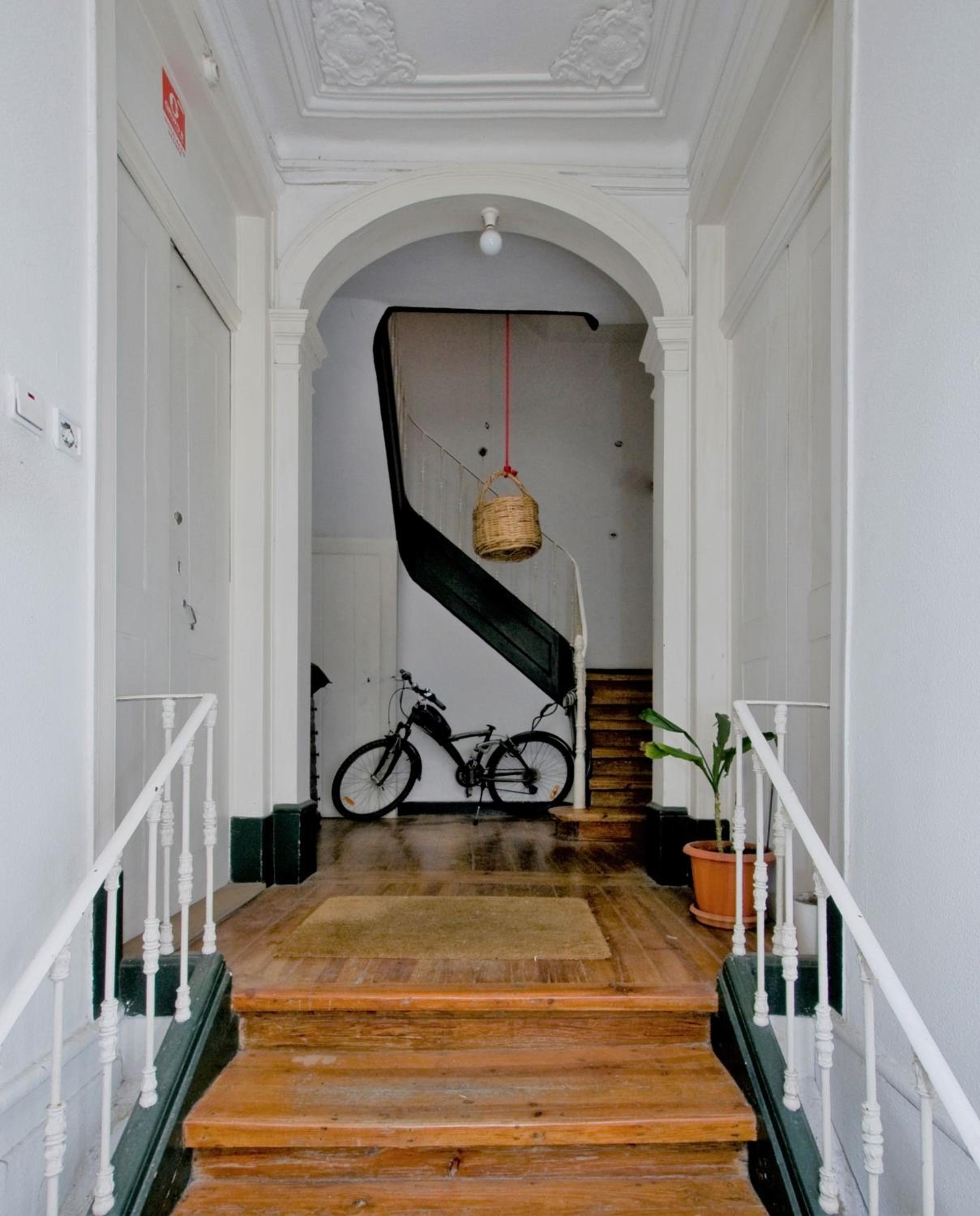 B2 Beautiful SUNNY loft BAIRRO ALTO - BICA view 2