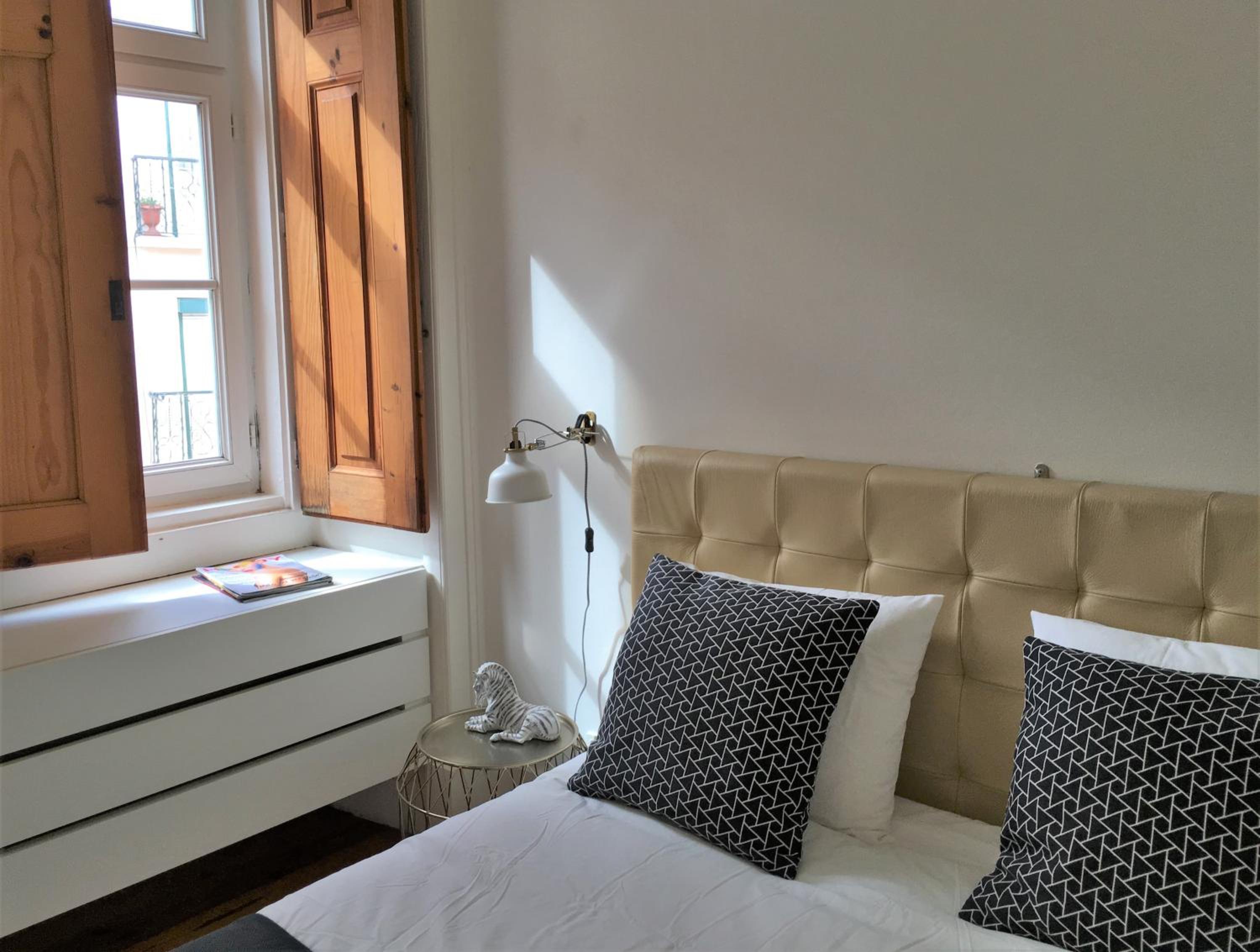 B2 Beautiful SUNNY loft BAIRRO ALTO - BICA view 4