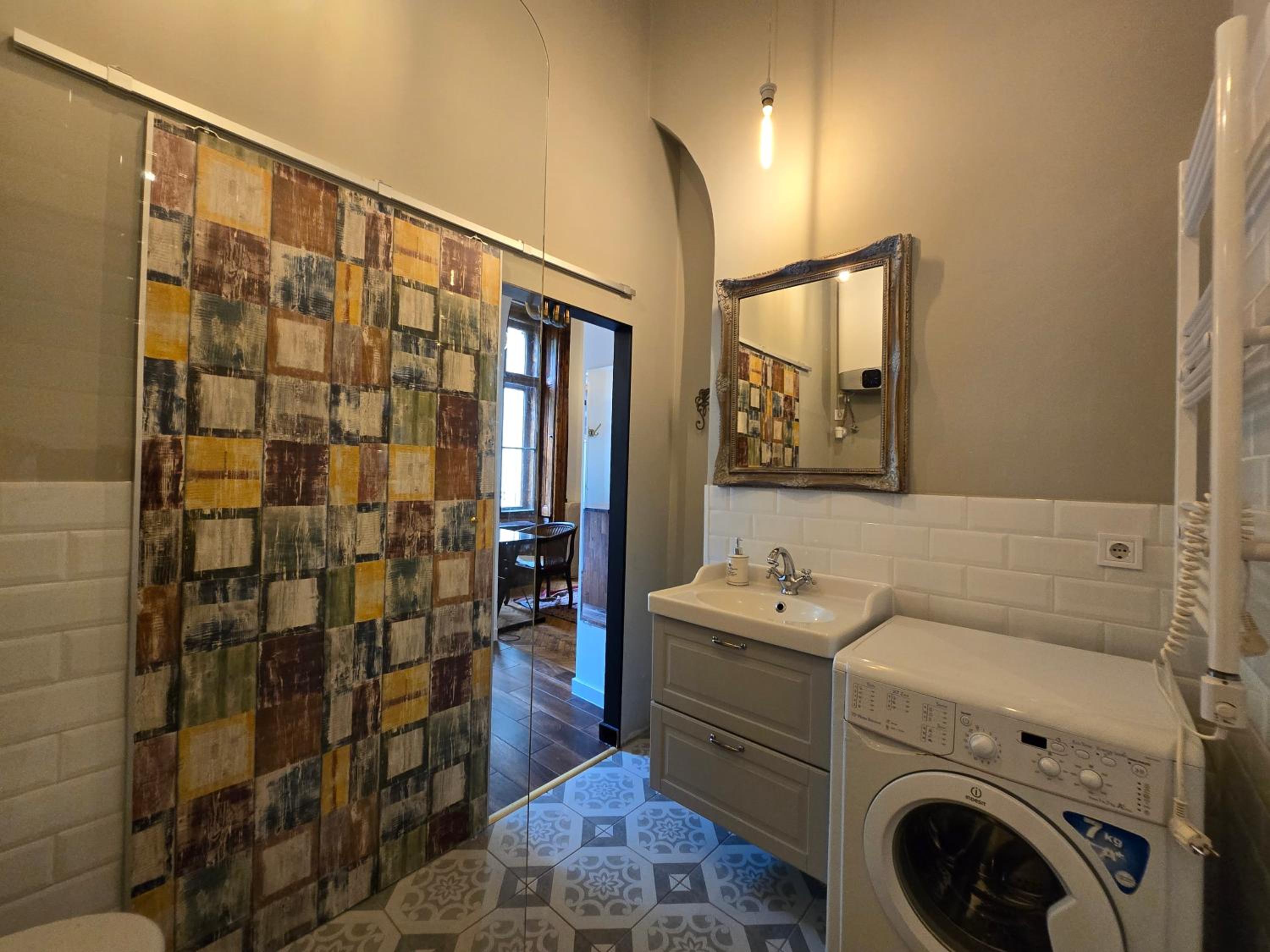 Andrassy Art -Stunning Studio with AC Heroes' Square view 2