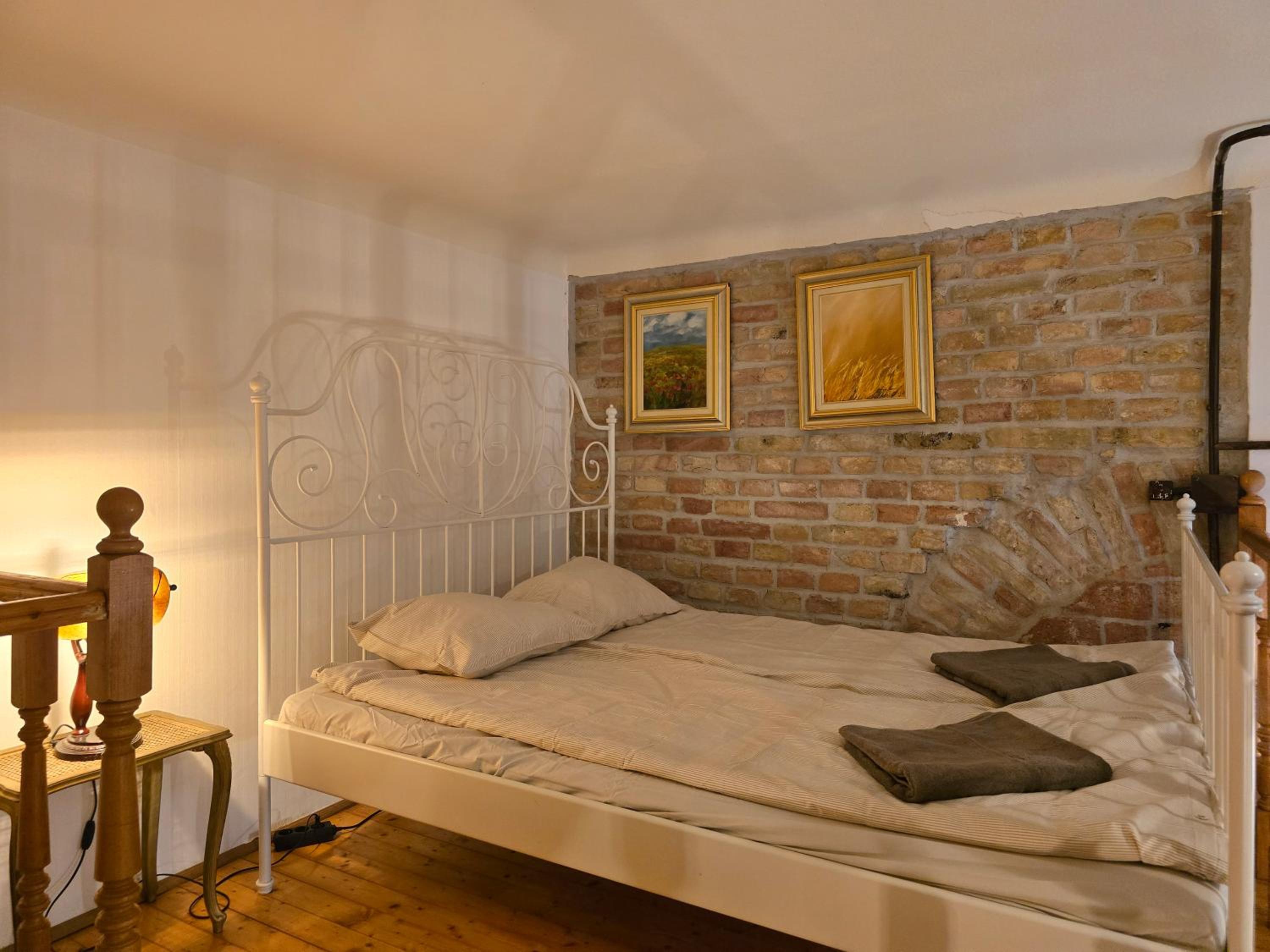 Andrassy Art -Stunning Studio with AC Heroes' Square view 4