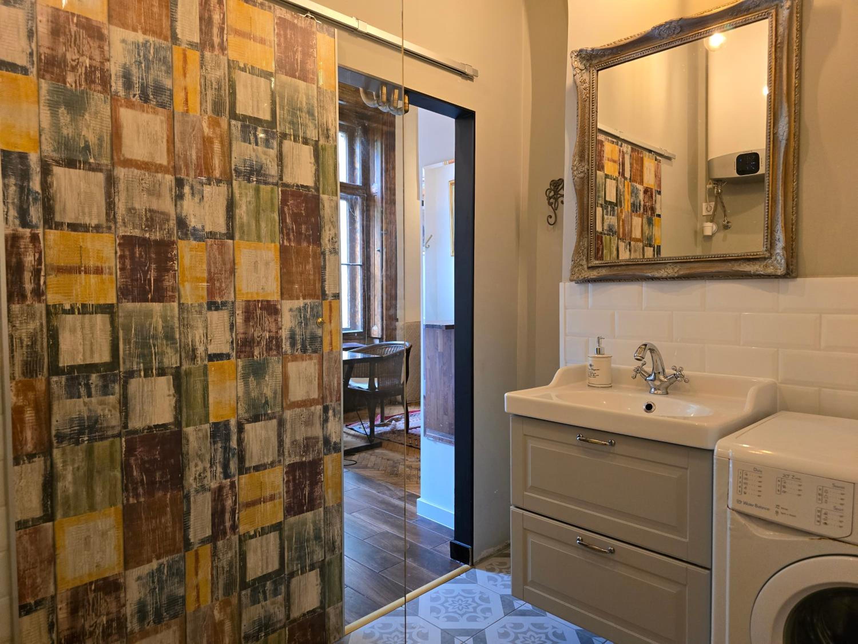 Andrassy Art -Stunning Studio with AC Heroes' Square view 5