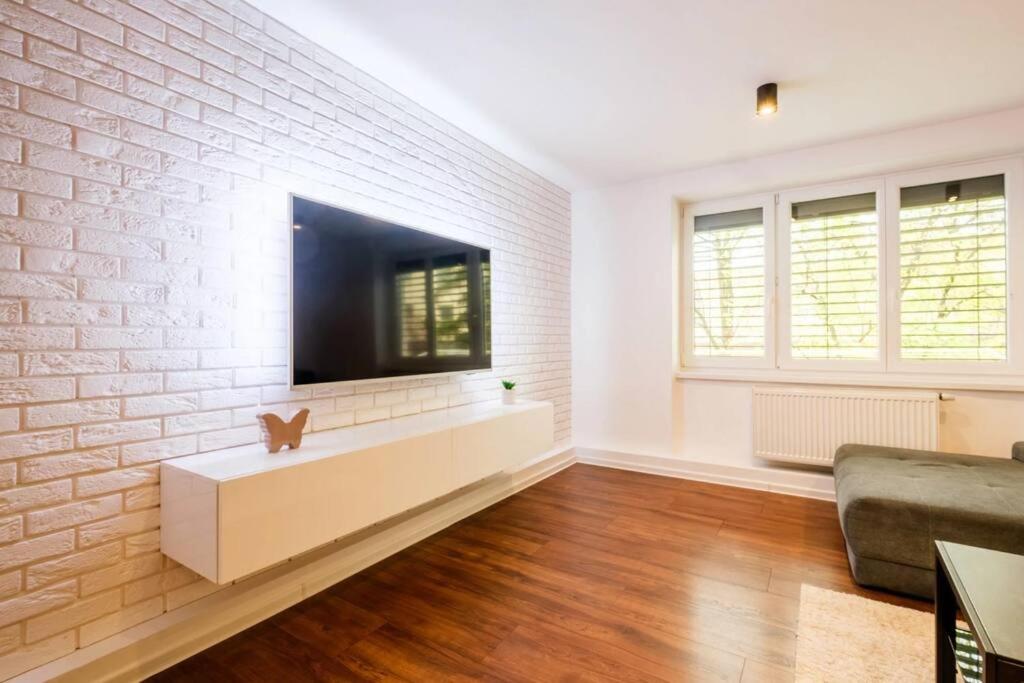 Modern Apartment near Center Self Check-in Fast WiFi view 3
