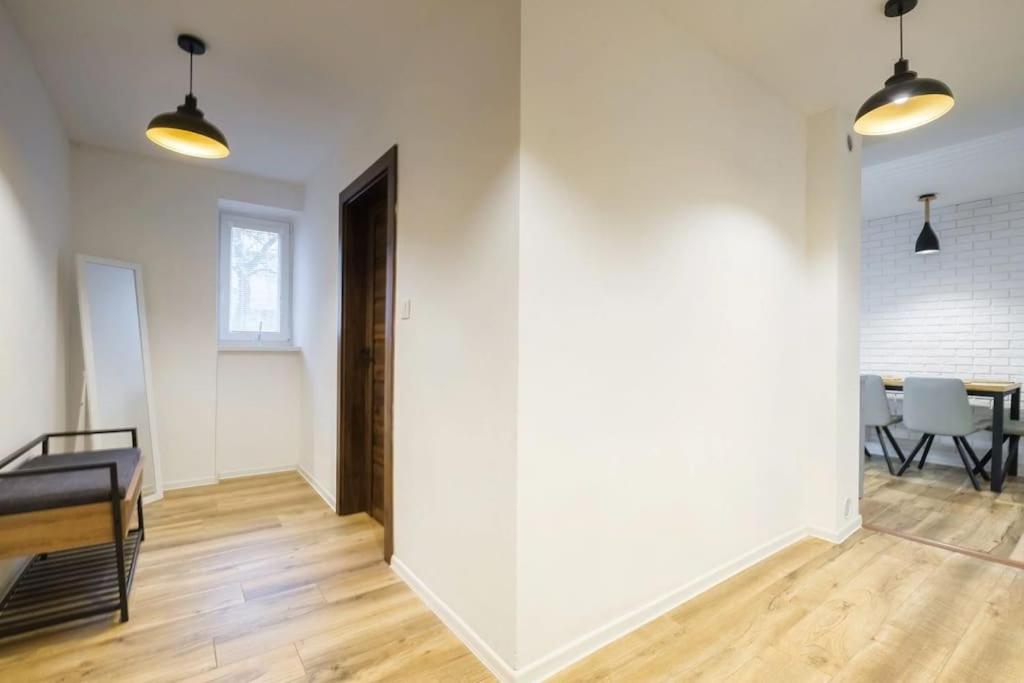 Modern Apartment near Center Self Check-in Fast WiFi view 4