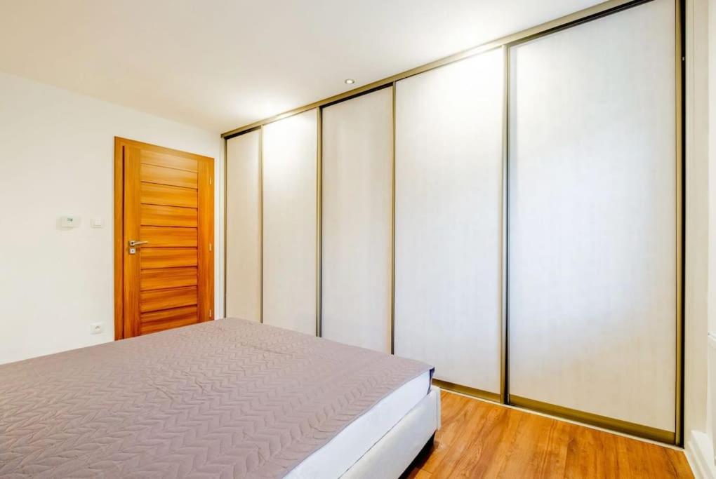Modern Apartment near Center Self Check-in Fast WiFi view 5