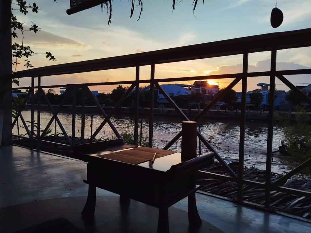 Here Library - A wooden home by the river with a library view 3