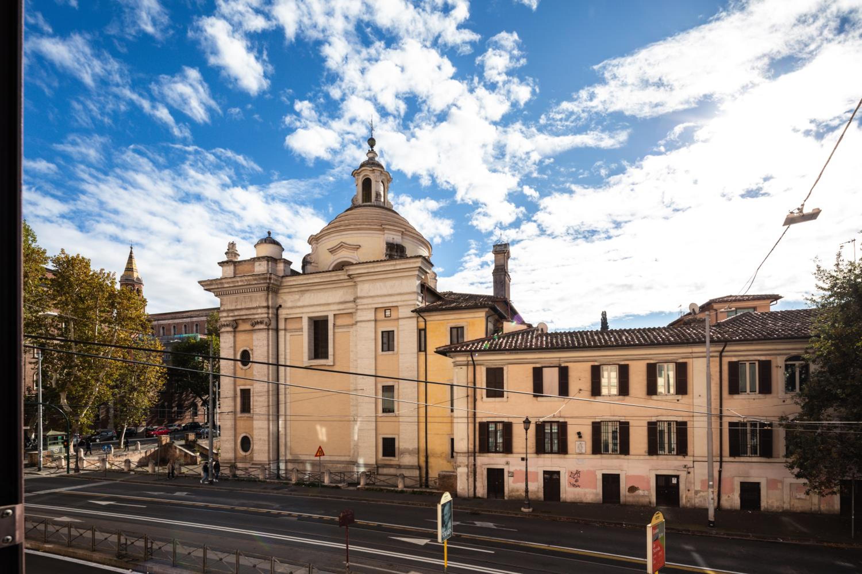 2 bedrooms flat near the Colosseum