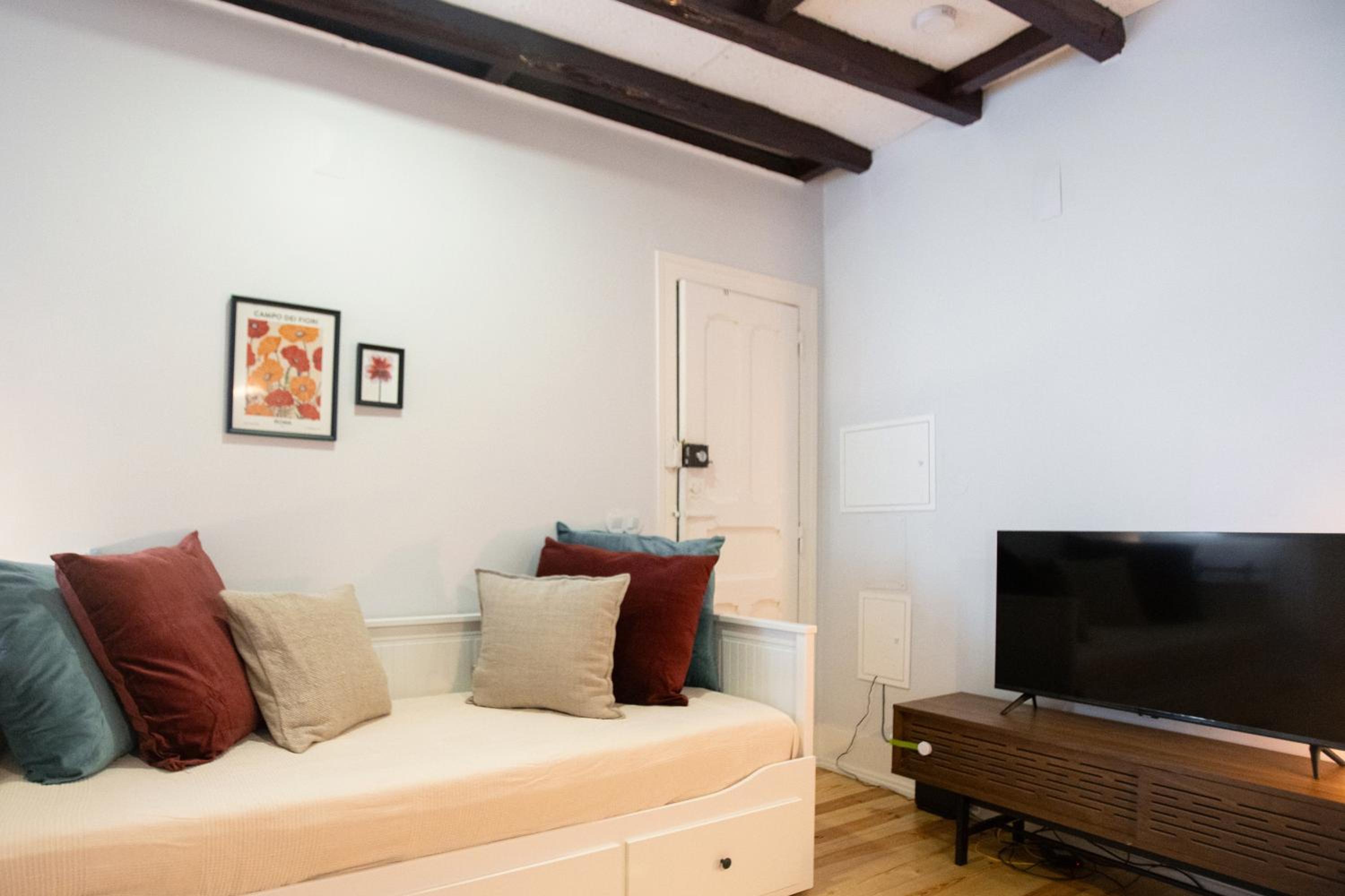 Charming 3-Bedroom Retreat in the Heart of Lisbon view 2