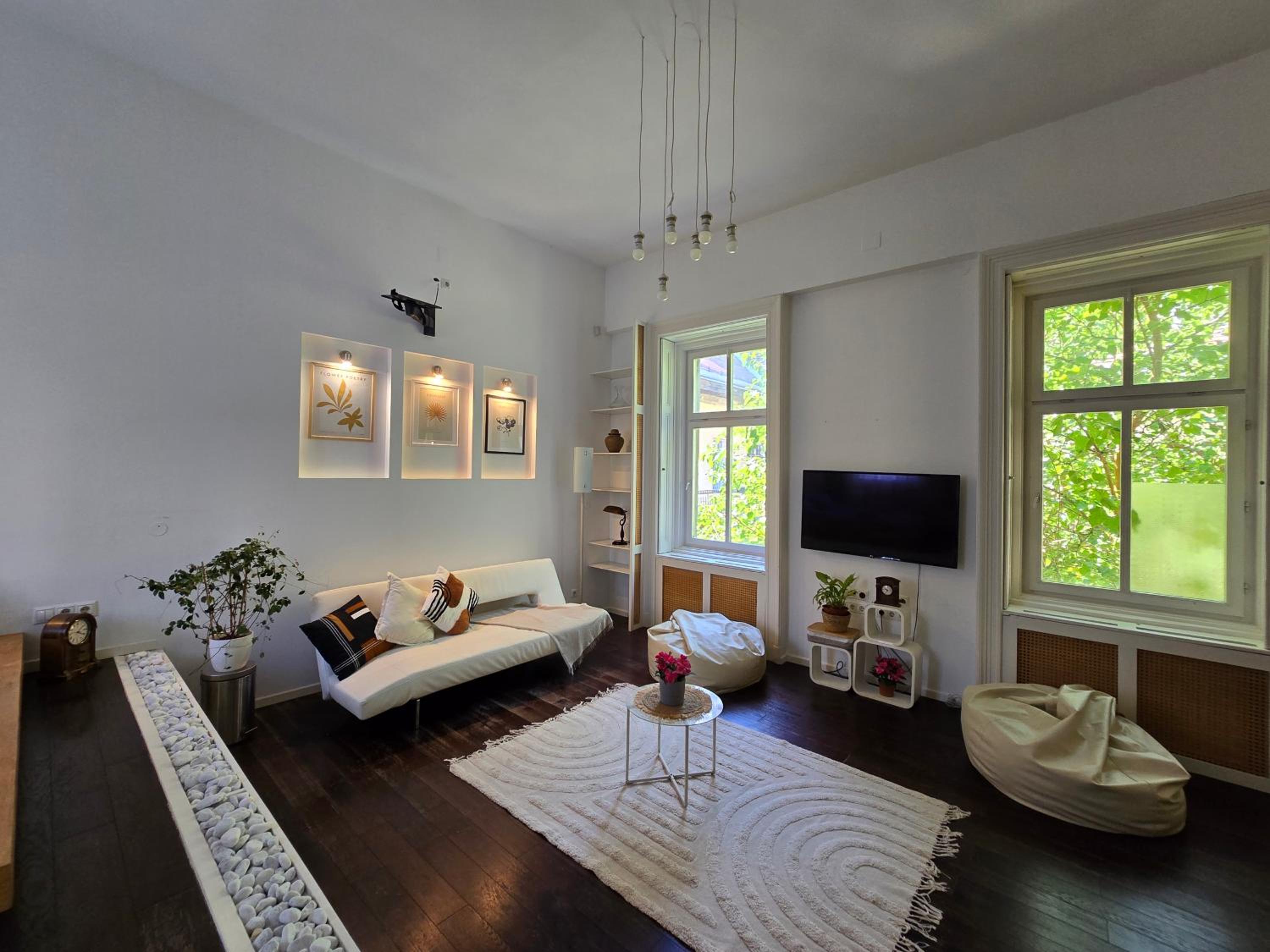 Andrássy Loft Huge Bath & AC Near Heroes Sq view 4