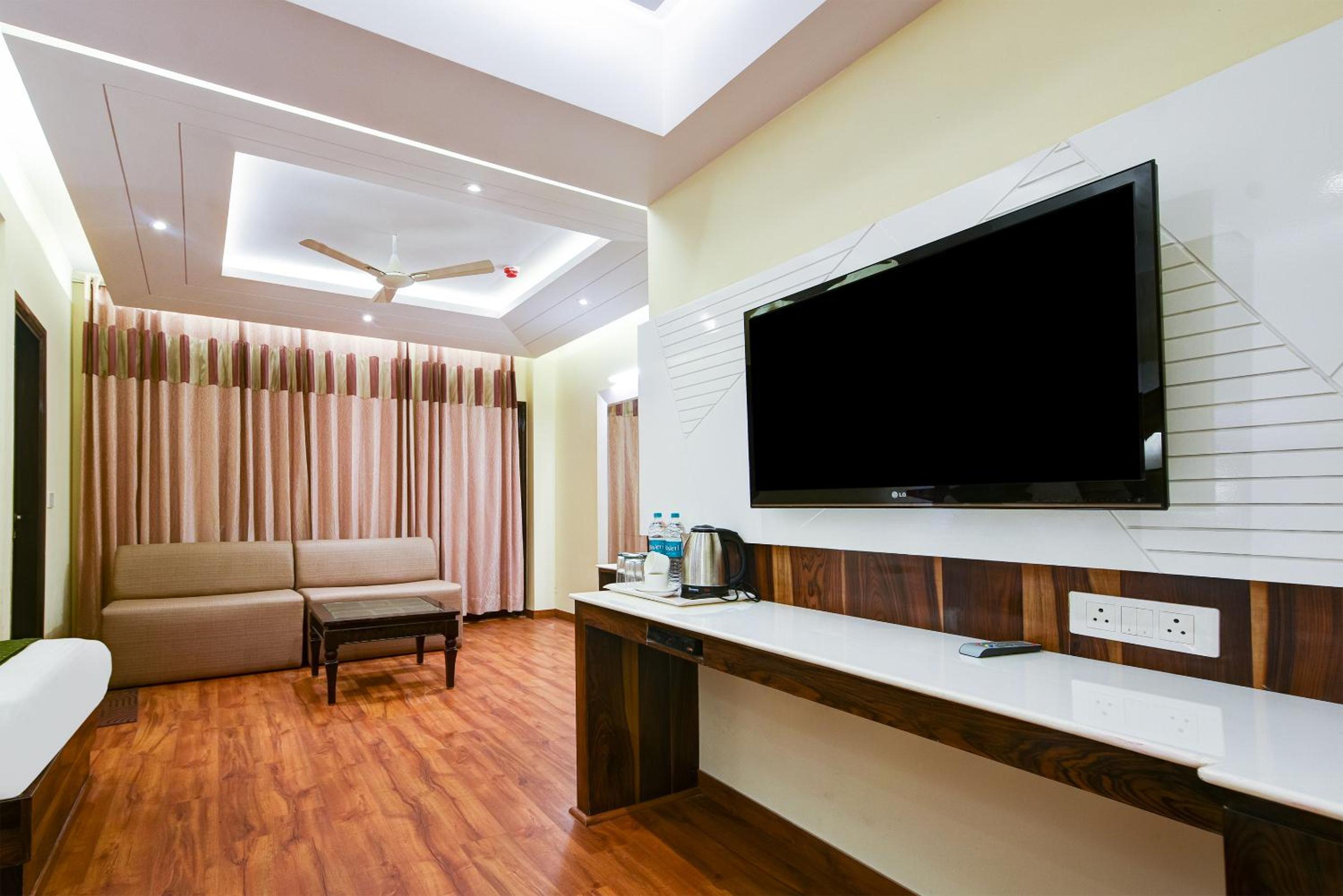 Hotel Geet Deluxe Near Connaught Place and New Delhi Railway Station