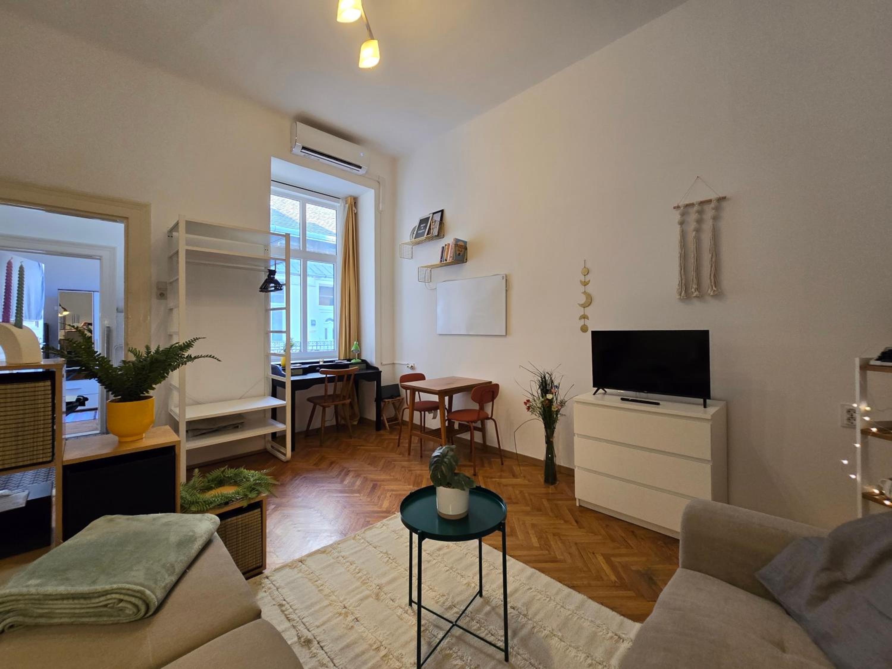 Grand Boulevard Apt Cozy Charm AC, Huge Smart TV view 3