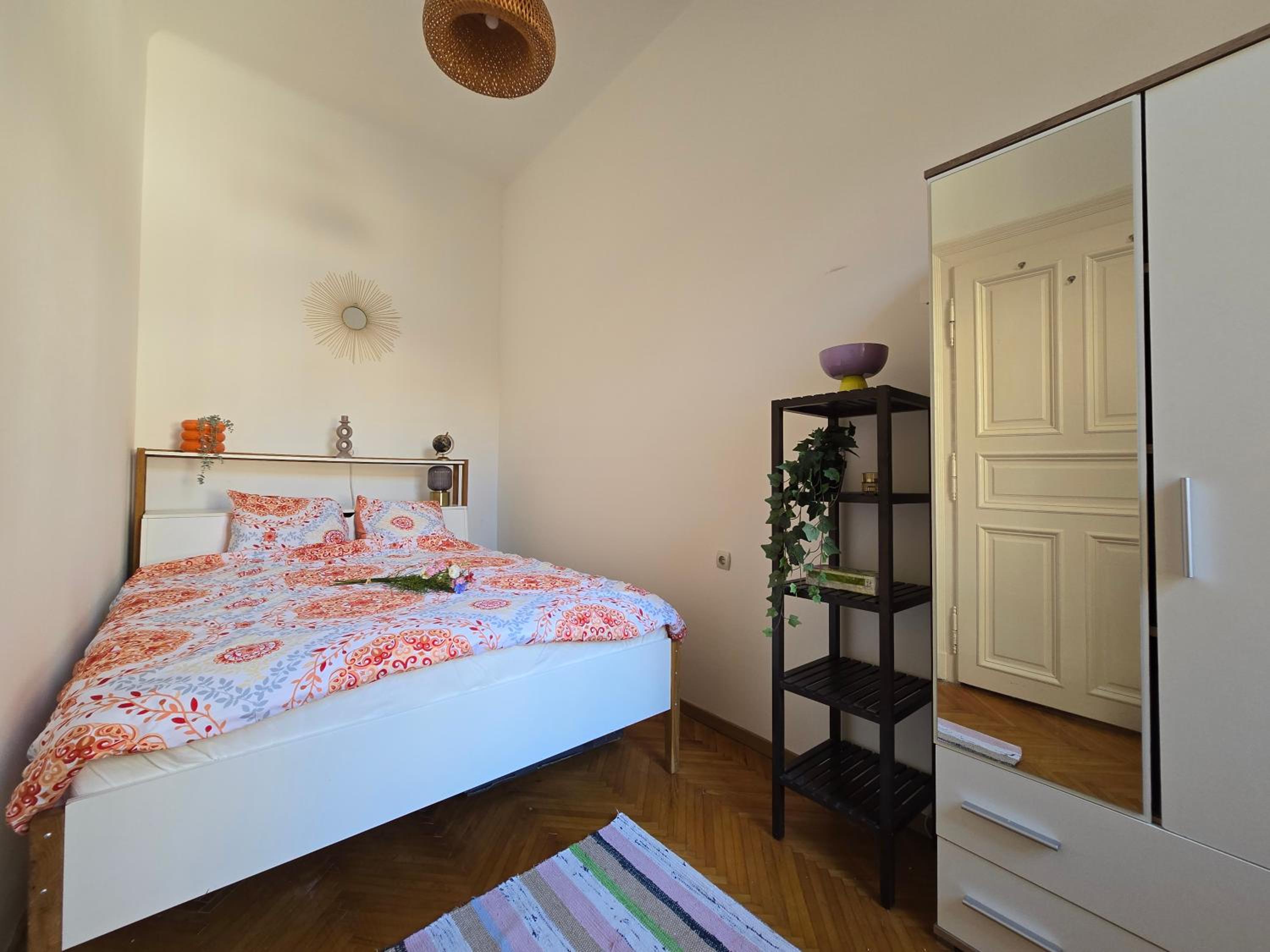 Grand Boulevard Apt Cozy Charm AC, Huge Smart TV view 4