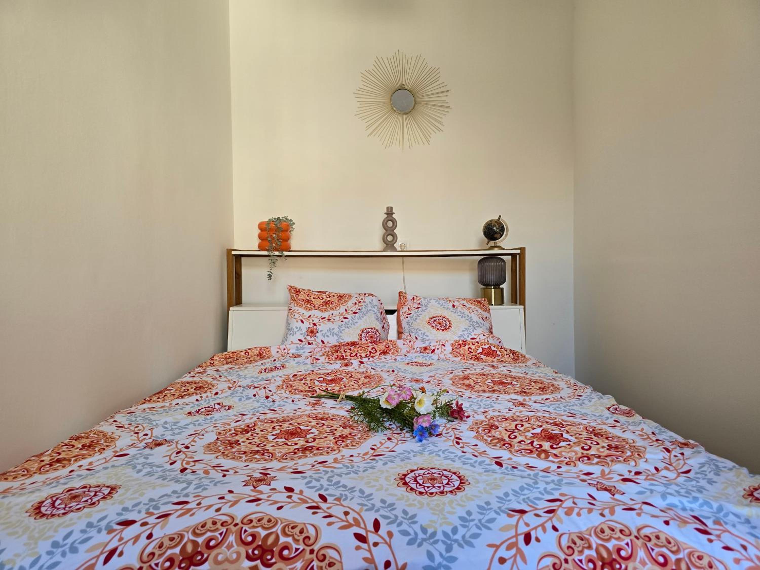 Grand Boulevard Apt Cozy Charm AC, Huge Smart TV view 5