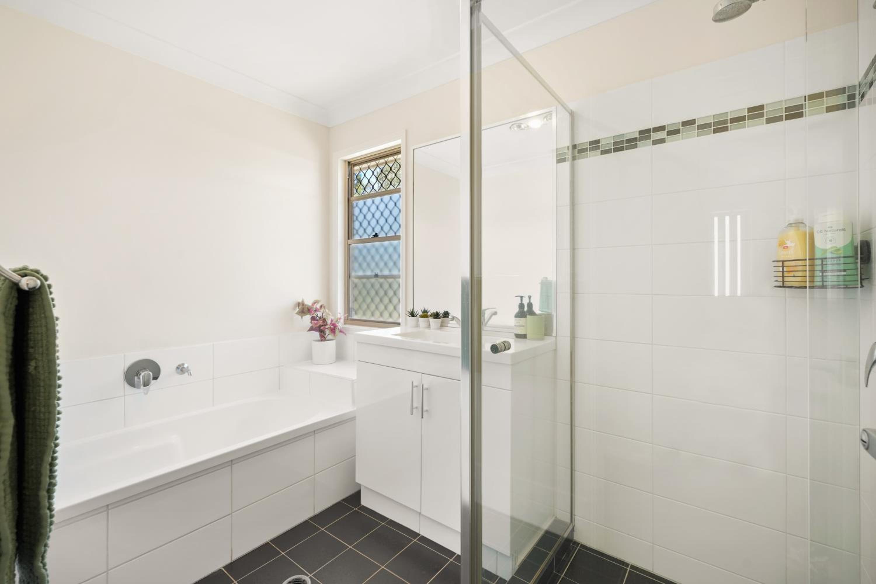 5Bdr 2Bth Bushland Home
