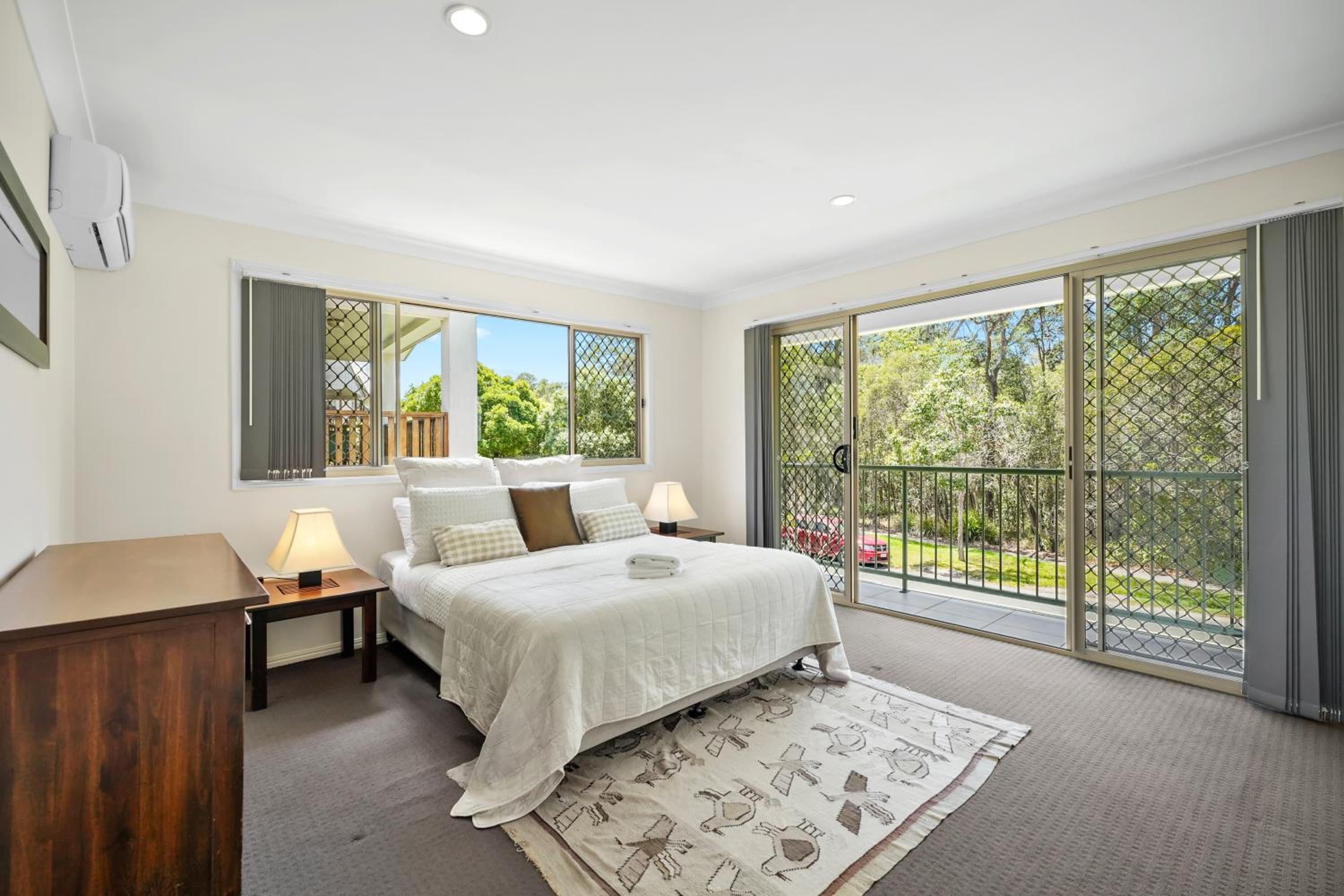 5Bdr 2Bth Bushland Home