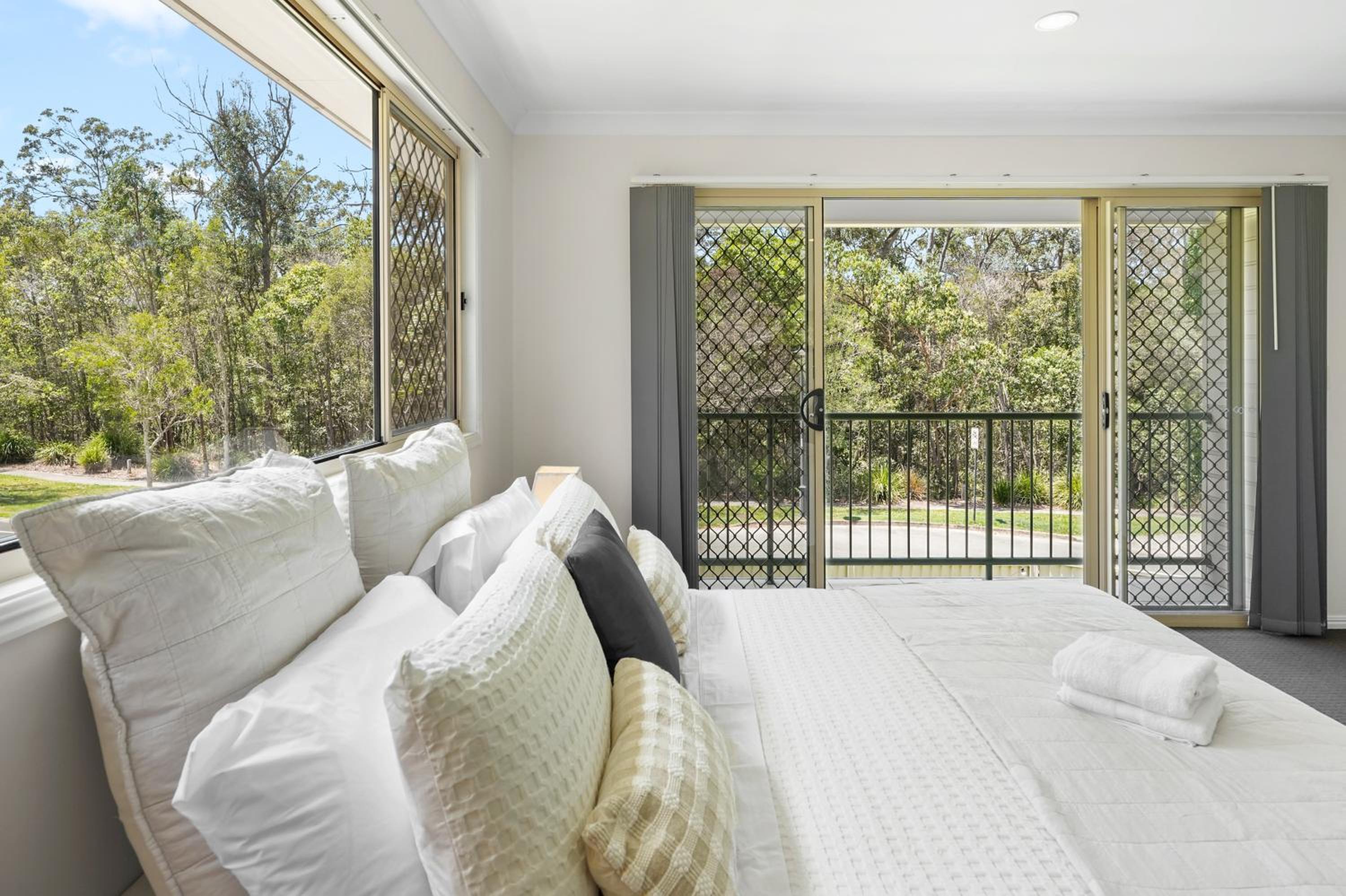 5Bdr 2Bth Bushland Home