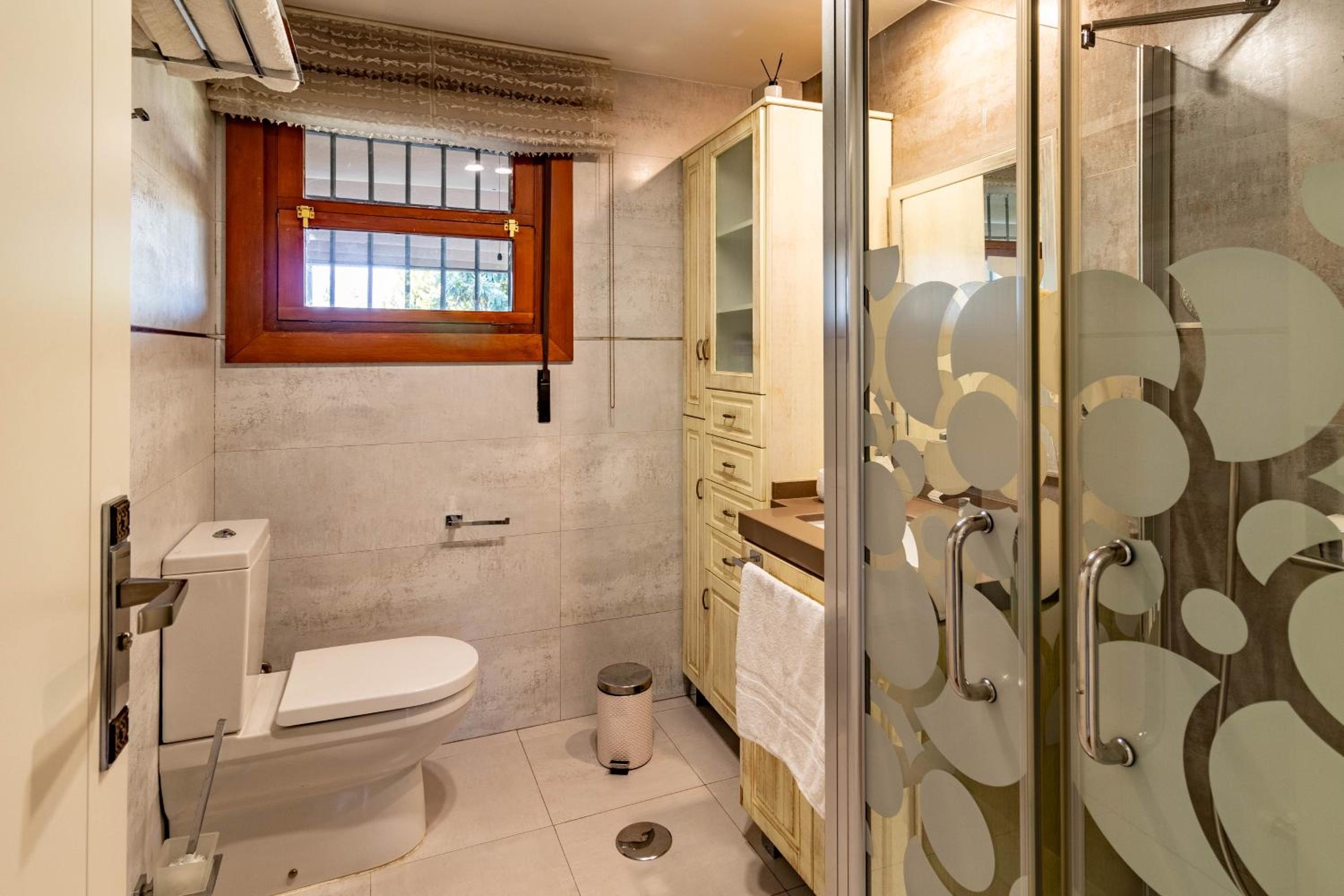 RentitSpain - Villa de Lujo Monzones - Piscina y Jacuzzi en Albolote
