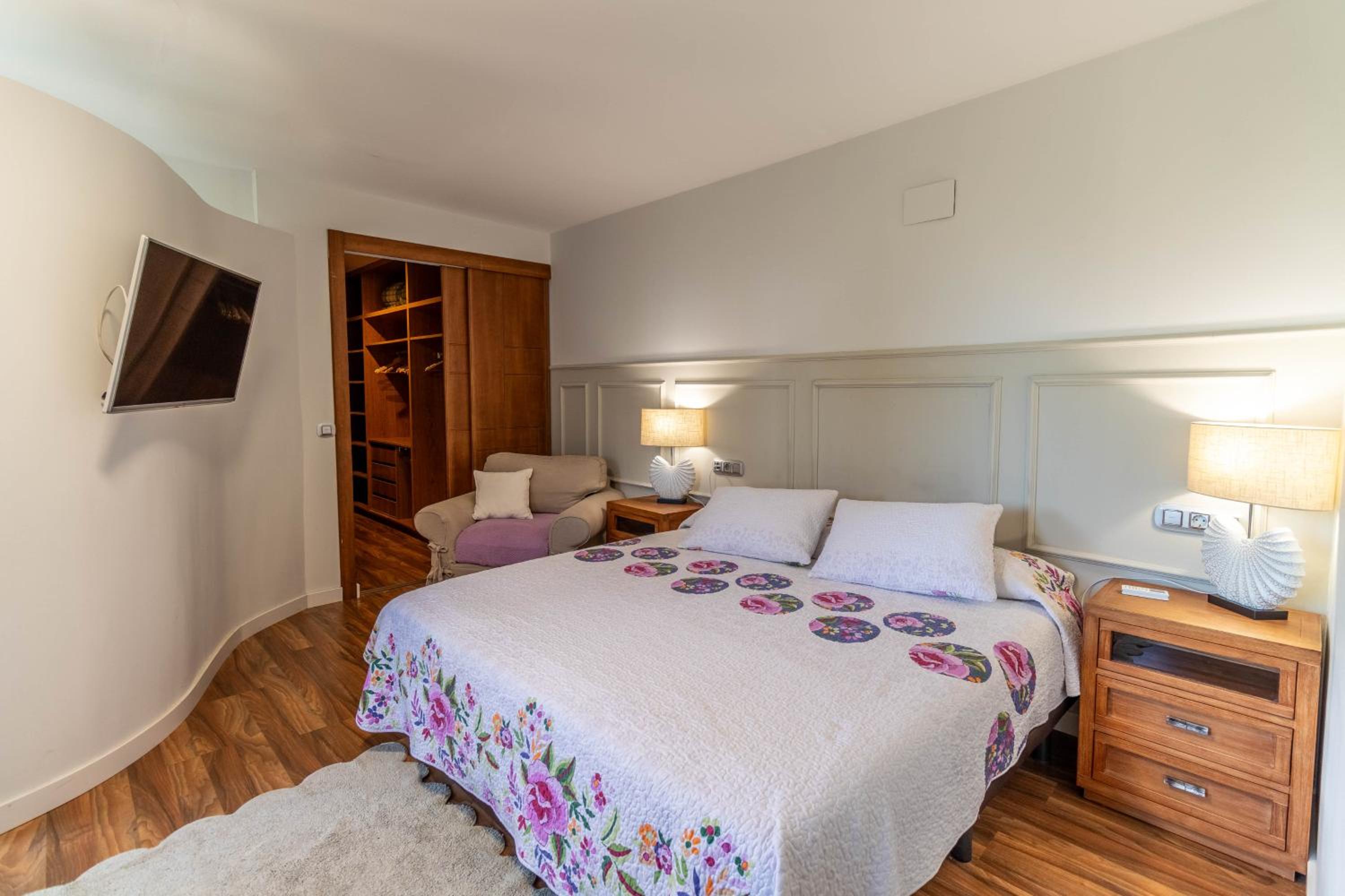 RentitSpain - Villa de Lujo Monzones - Piscina y Jacuzzi en Albolote