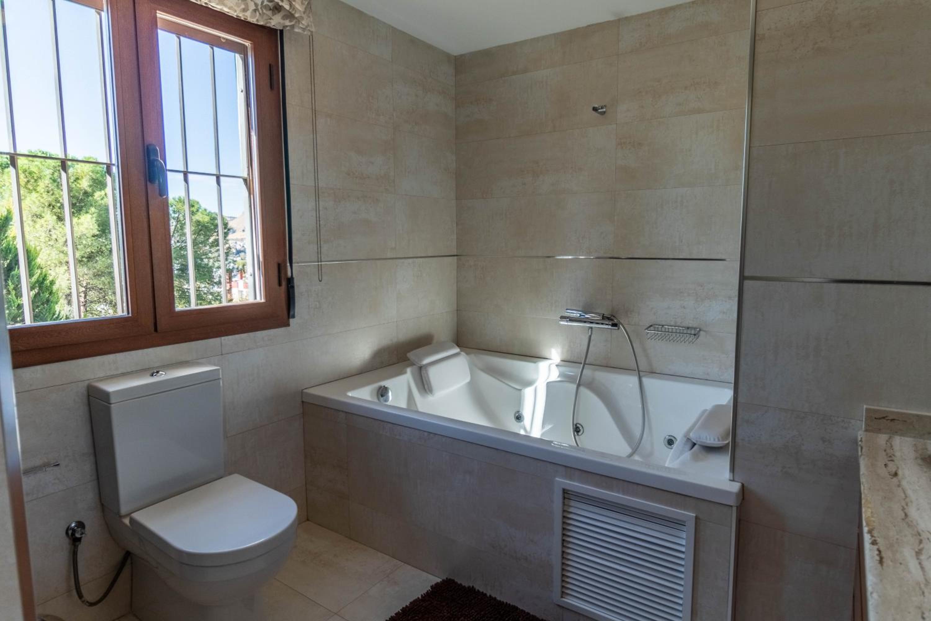 RentitSpain - Villa de Lujo Monzones - Piscina y Jacuzzi en Albolote