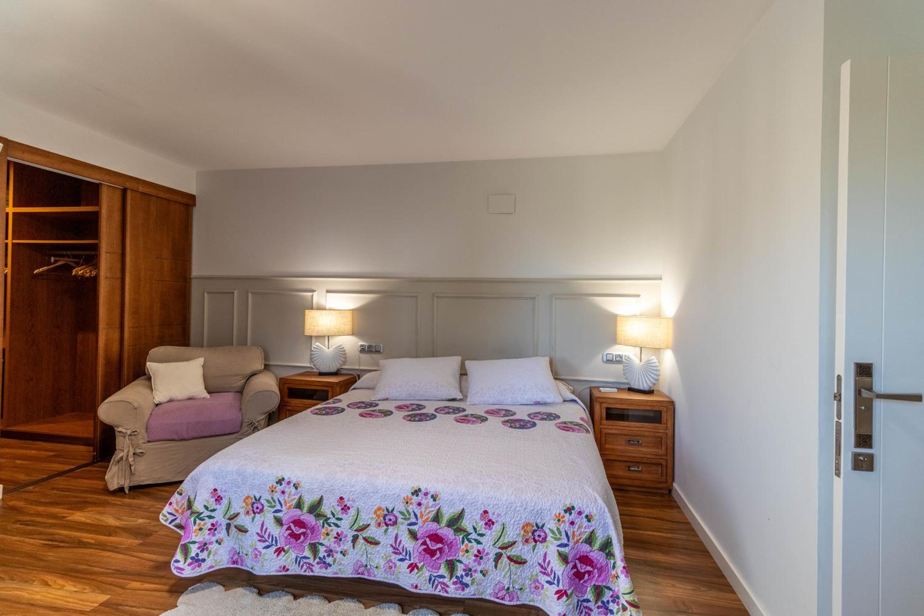 RentitSpain - Villa de Lujo Monzones - Piscina y Jacuzzi en Albolote
