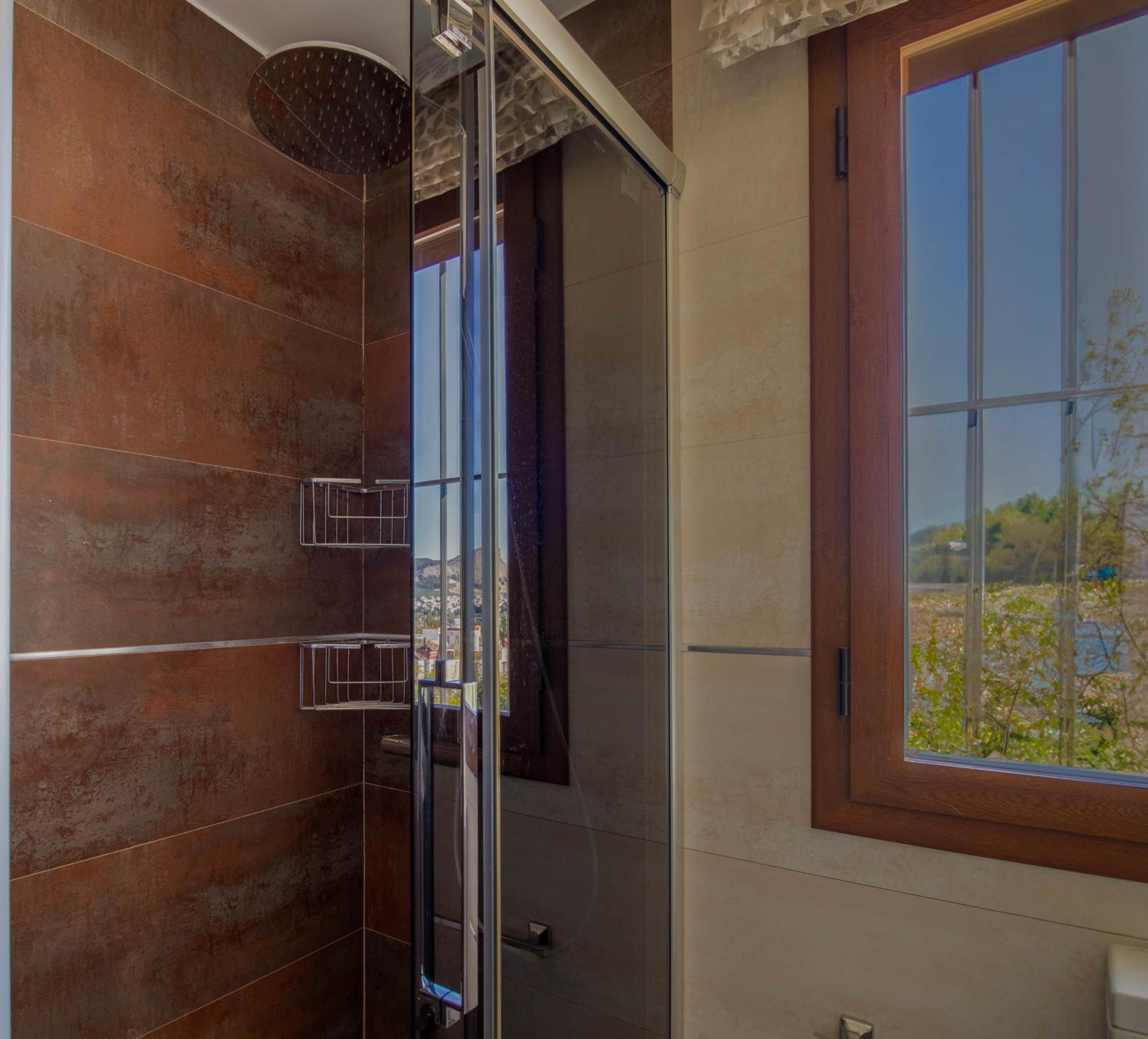 RentitSpain - Villa de Lujo Monzones - Piscina y Jacuzzi en Albolote