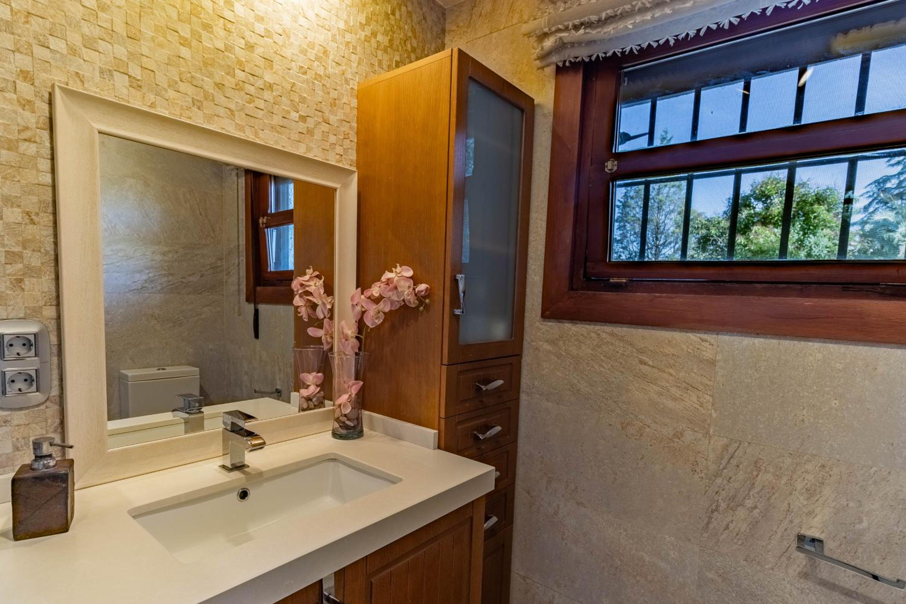 RentitSpain - Villa de Lujo Monzones - Piscina y Jacuzzi en Albolote