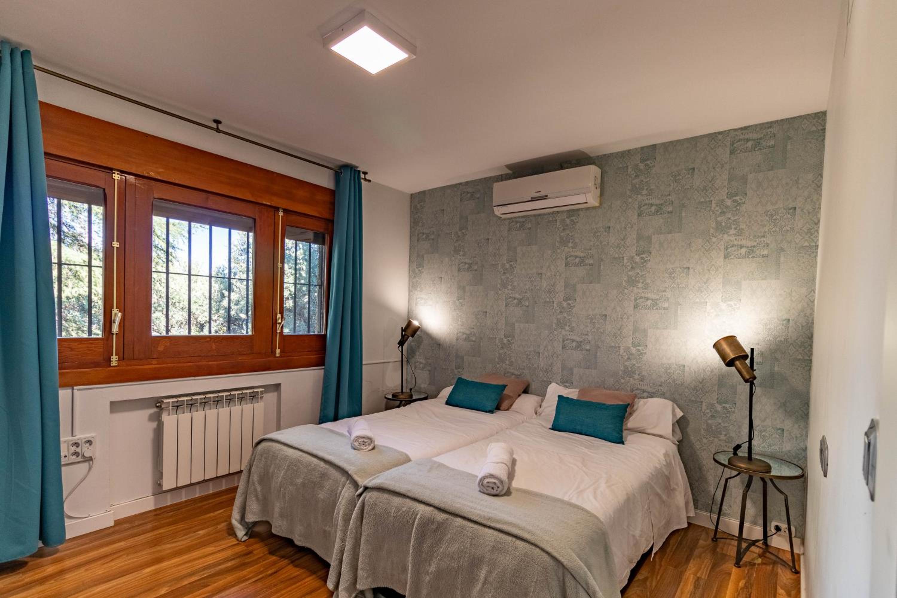 RentitSpain - Villa de Lujo Monzones - Piscina y Jacuzzi en Albolote