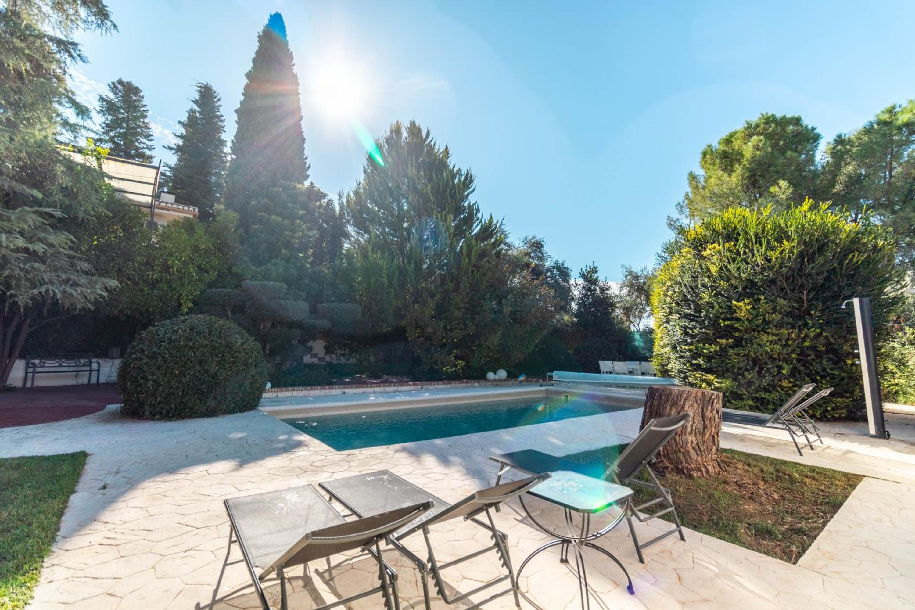 RentitSpain - Villa de Lujo Monzones - Piscina y Jacuzzi en Albolote