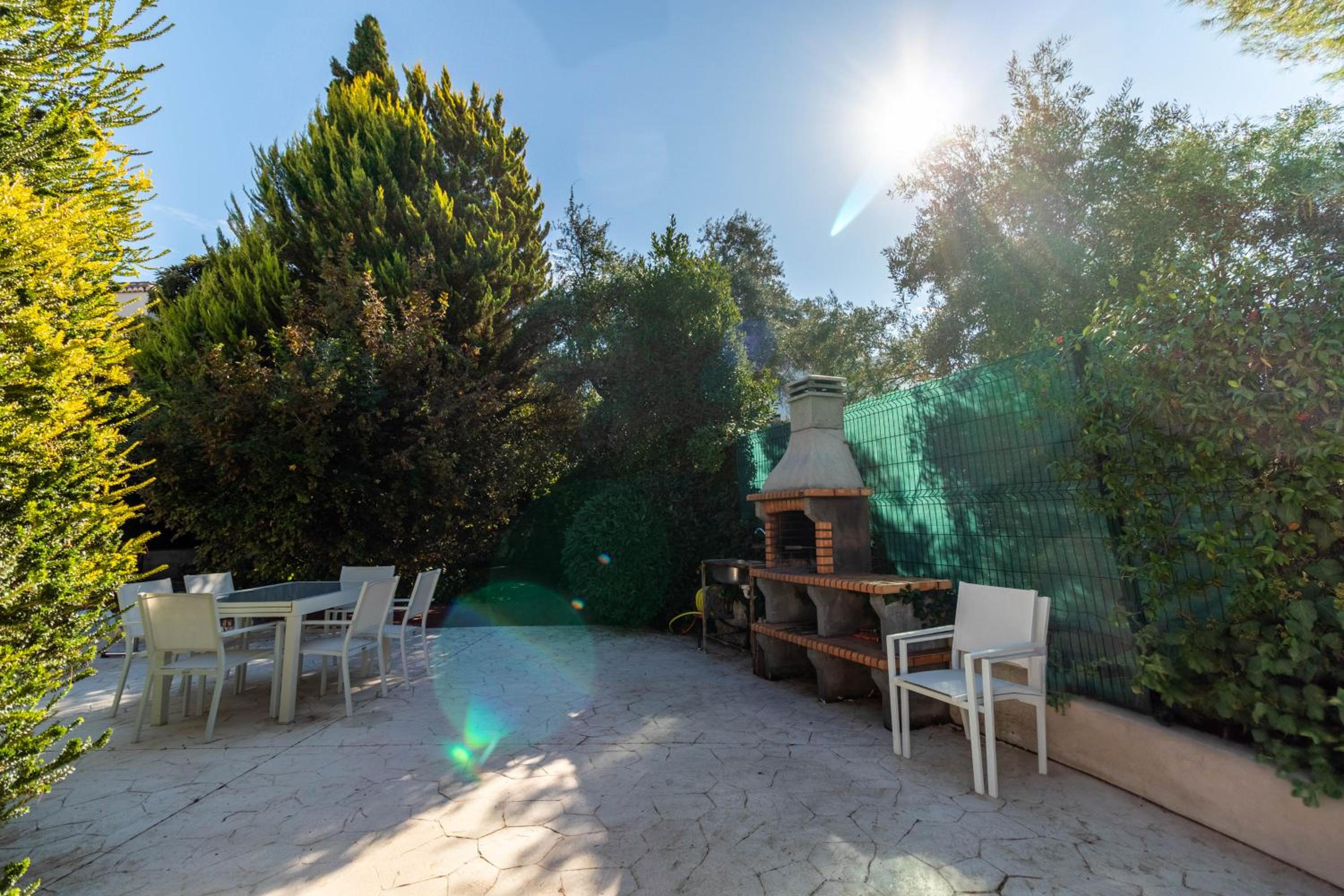 RentitSpain - Villa de Lujo Monzones - Piscina y Jacuzzi en Albolote