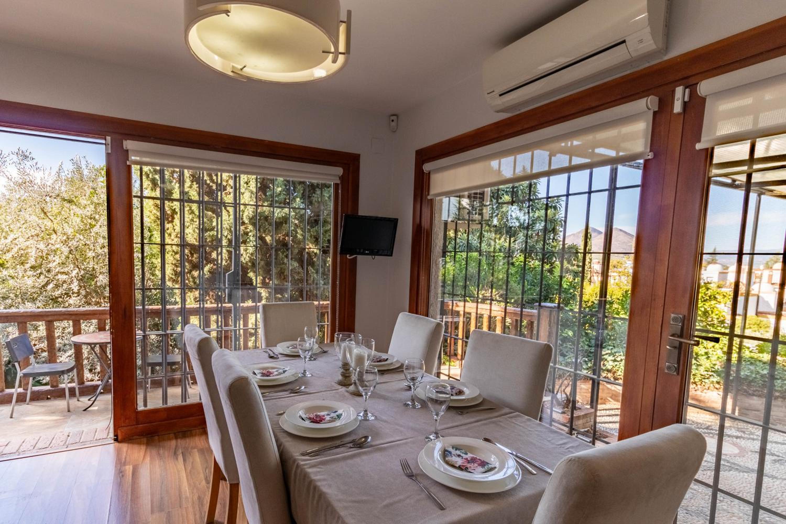 RentitSpain - Villa de Lujo Monzones - Piscina y Jacuzzi en Albolote