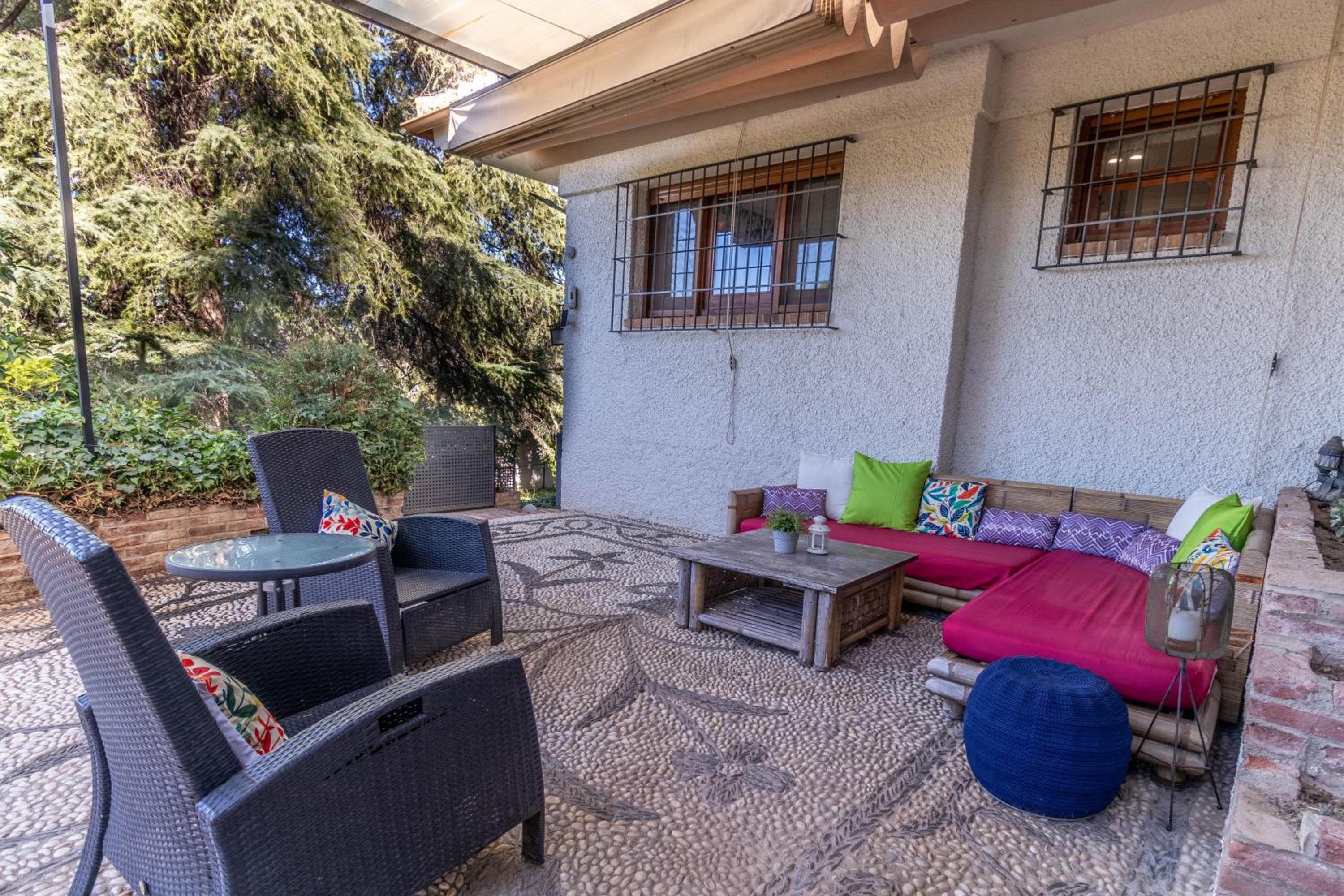 RentitSpain - Villa de Lujo Monzones - Piscina y Jacuzzi en Albolote