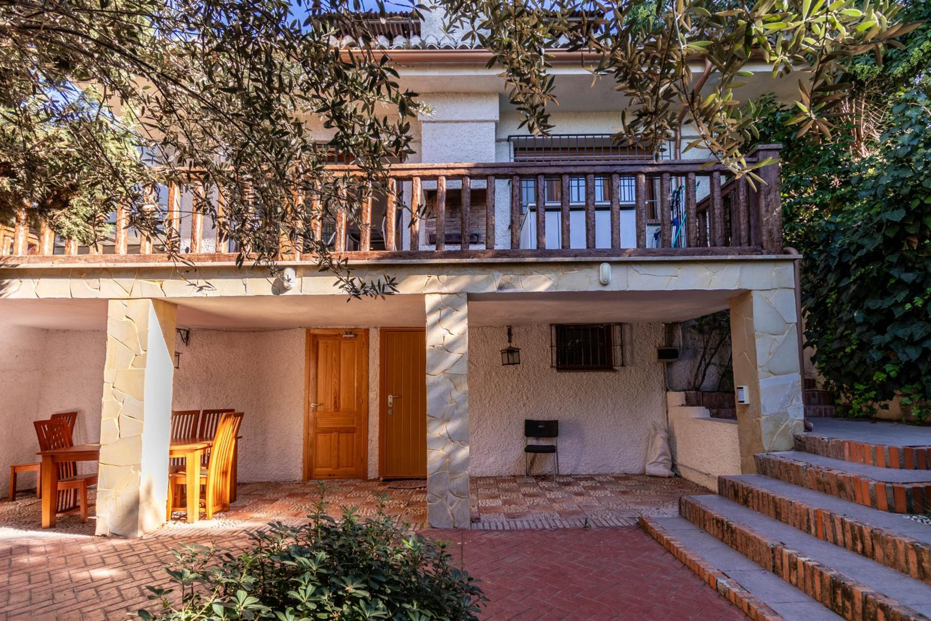 RentitSpain - Villa de Lujo Monzones - Piscina y Jacuzzi en Albolote