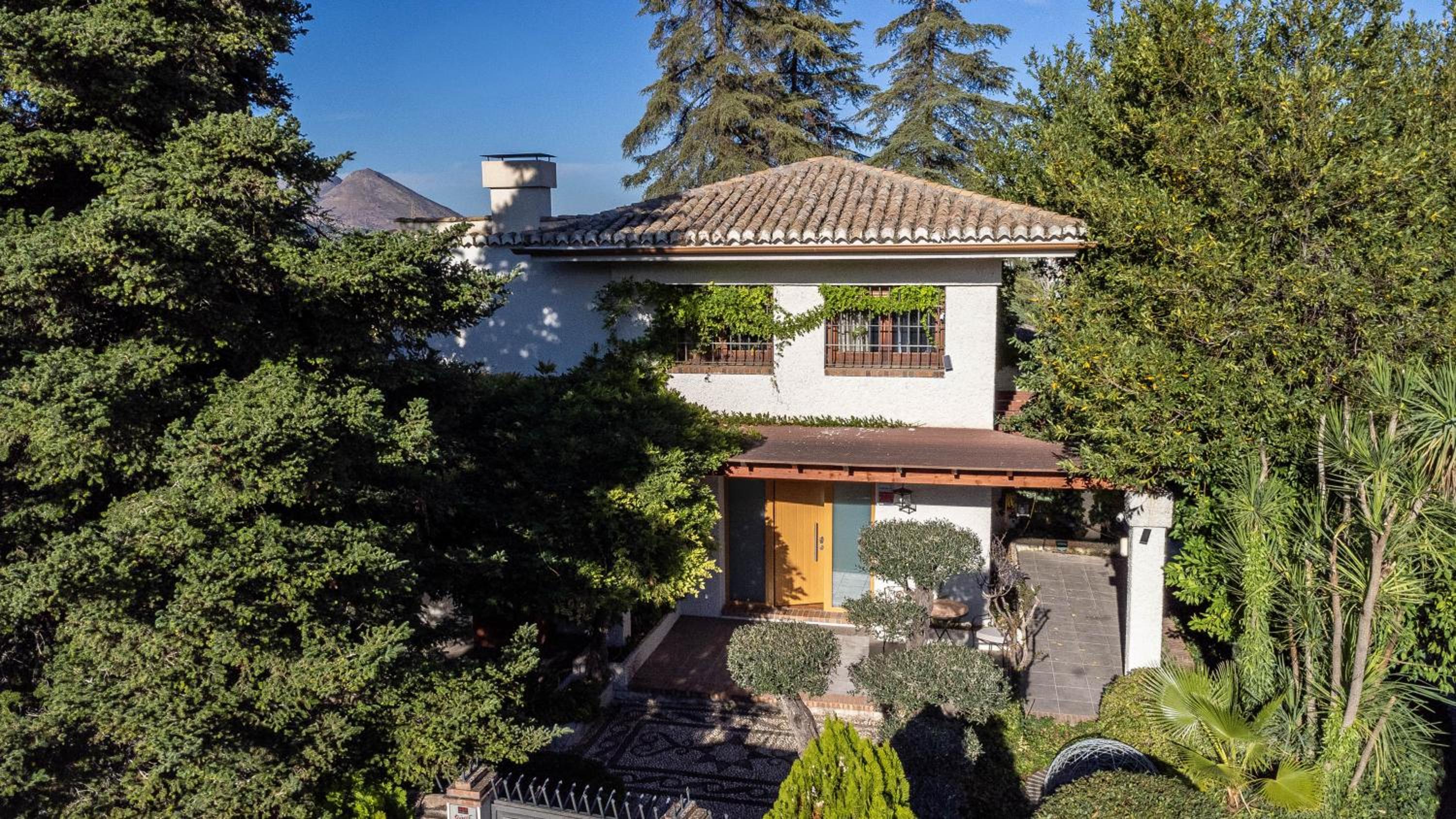 RentitSpain - Villa de Lujo Monzones - Piscina y Jacuzzi en Albolote