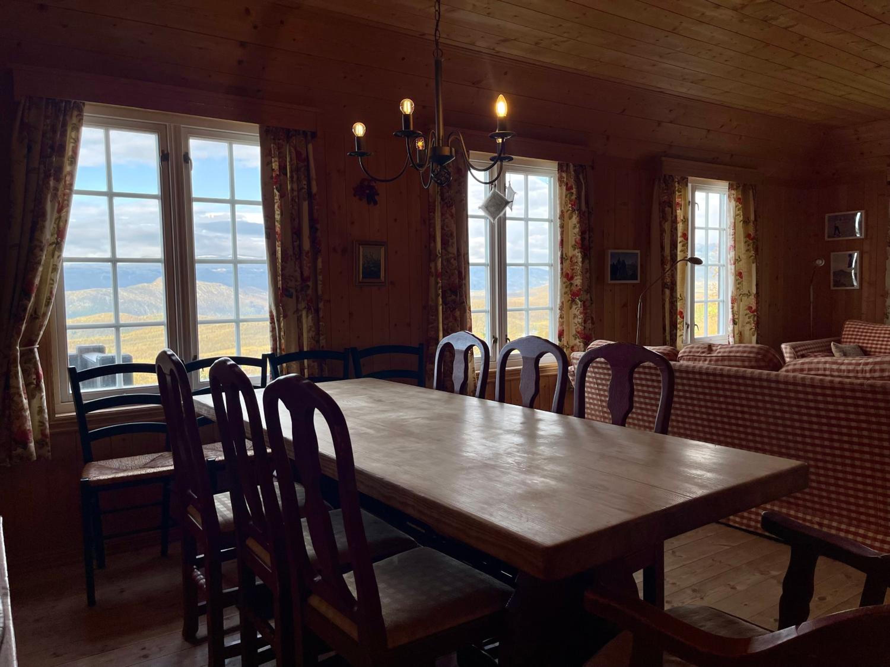 Charming Family Cabin With Stunning Mountain Views view 5