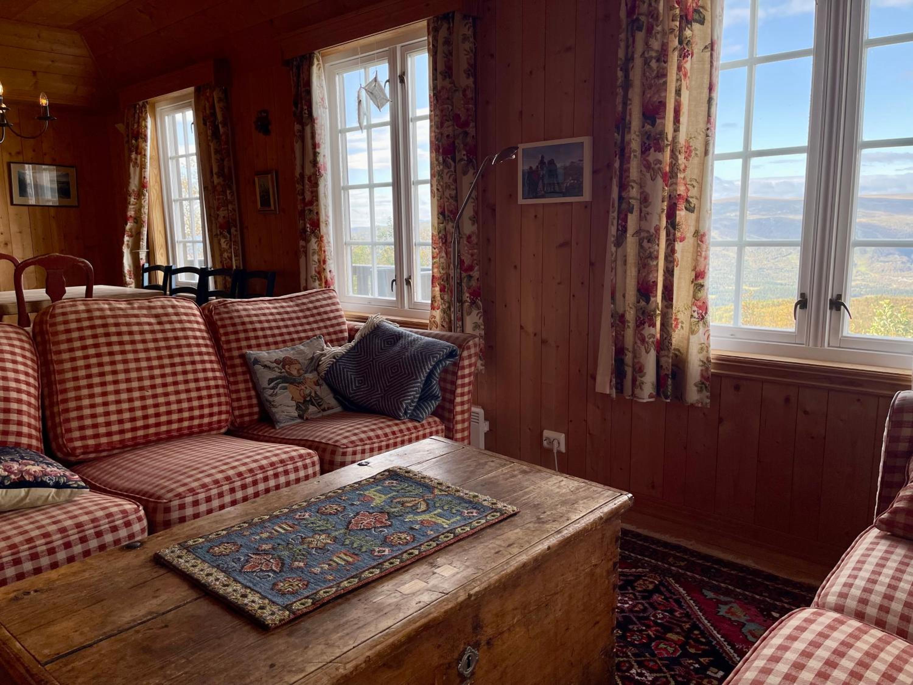 Charming Family Cabin With Stunning Mountain Views view 3