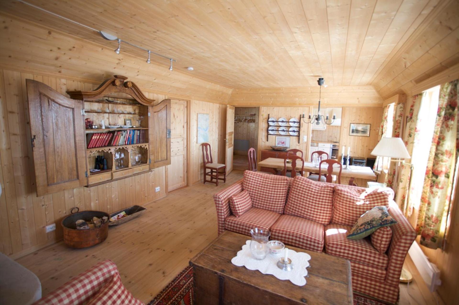 Charming Family Cabin With Stunning Mountain Views view 2