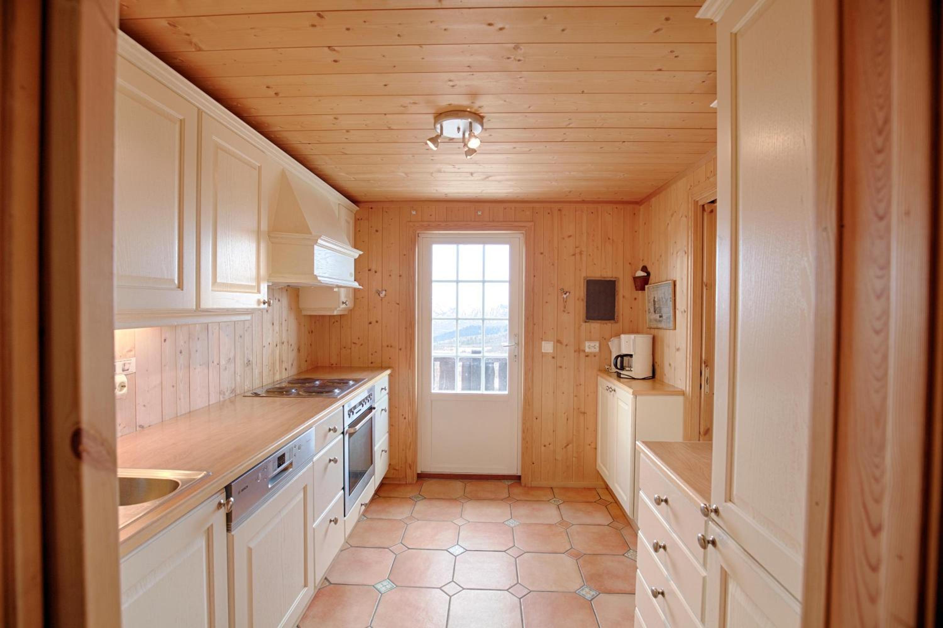 Charming Family Cabin With Stunning Mountain Views view 4