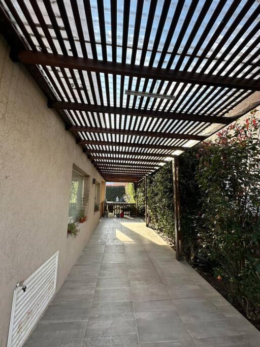Amplia casa en barrio privado