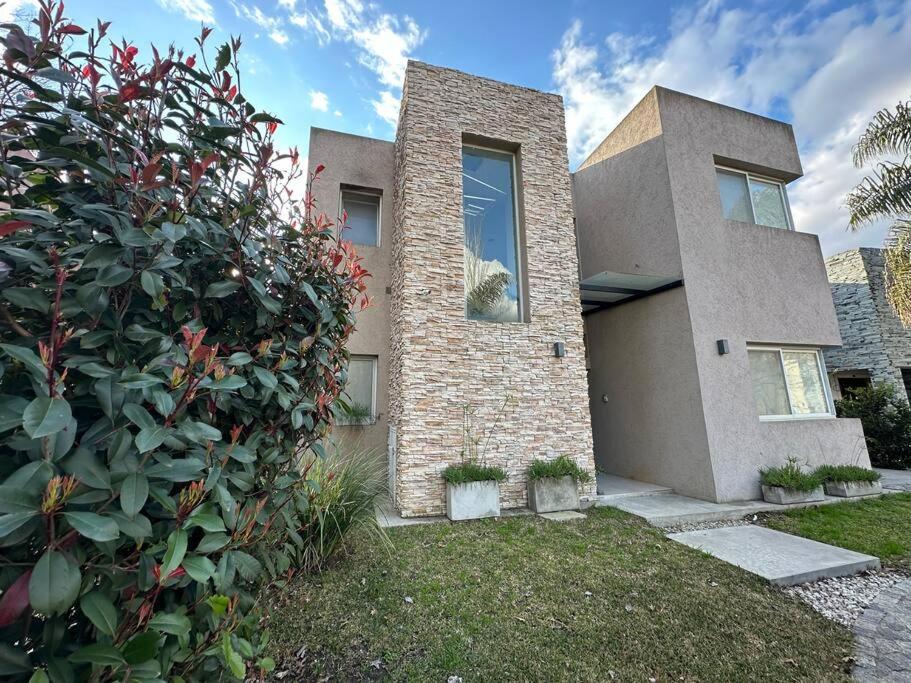 Amplia casa en barrio privado