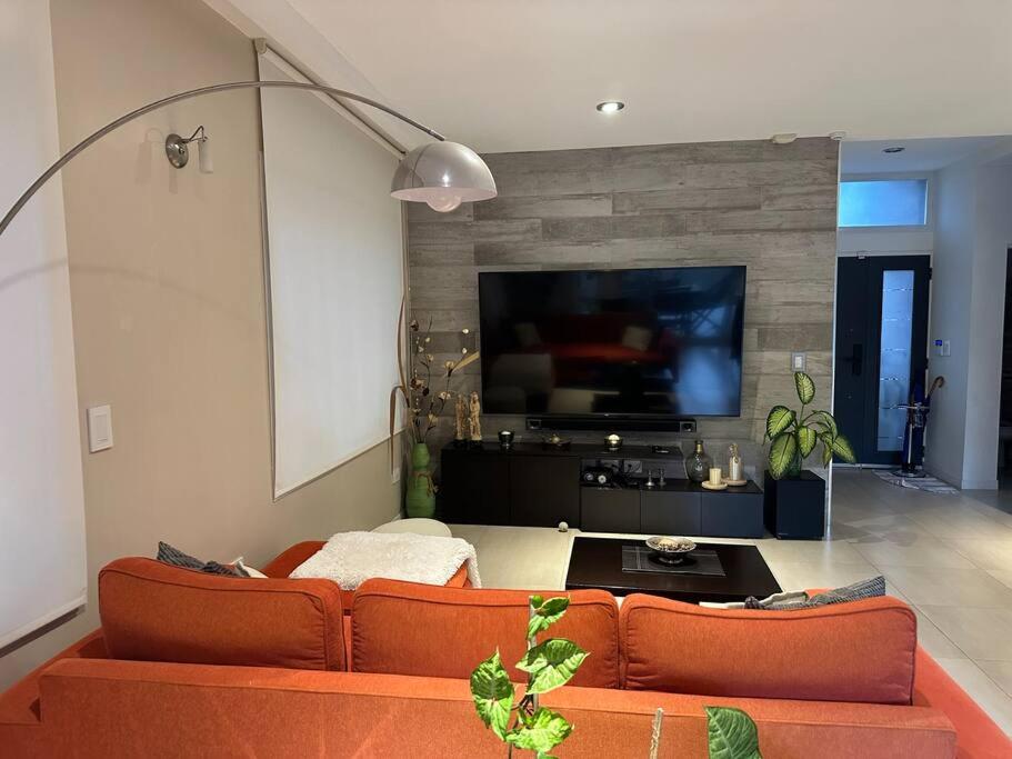 Amplia casa en barrio privado