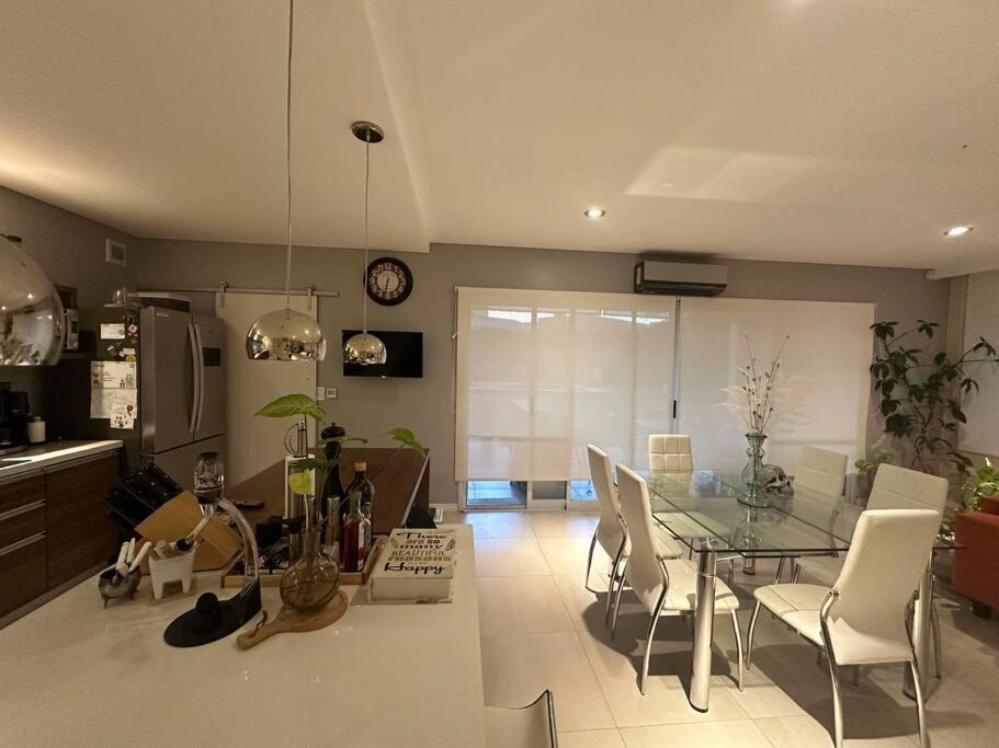 Amplia casa en barrio privado