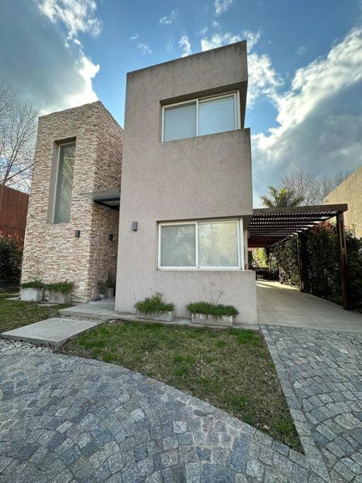 Amplia casa en barrio privado
