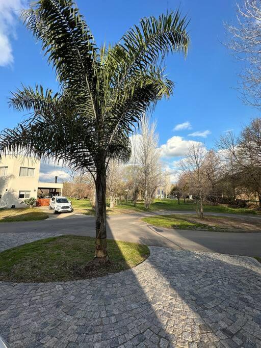 Amplia casa en barrio privado
