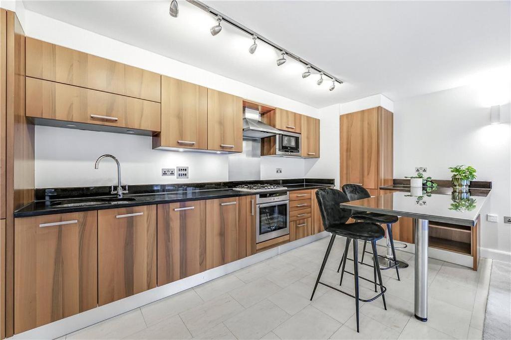 Large 1 Bedroom Apartment Devonshire Mews North view 5